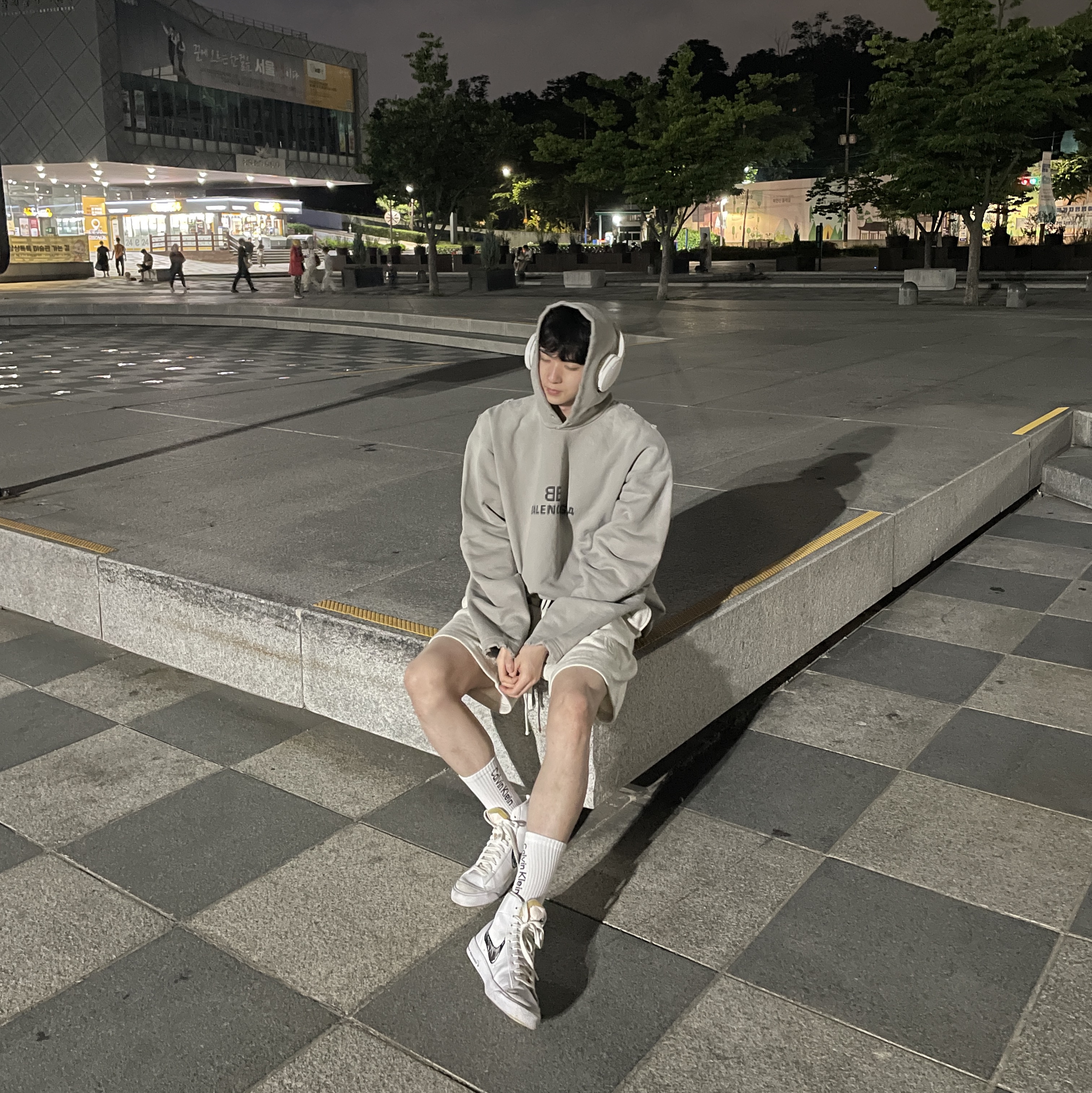 Balenciaga Distressed BB Pixel Hoodie Taupe, Essentials 1977 Shorts Light Oatmeal - 22SS 착용 스타일 - 1