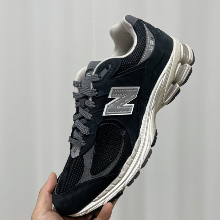 New Balance 2002R Premium Vintage Black 착용 스타일