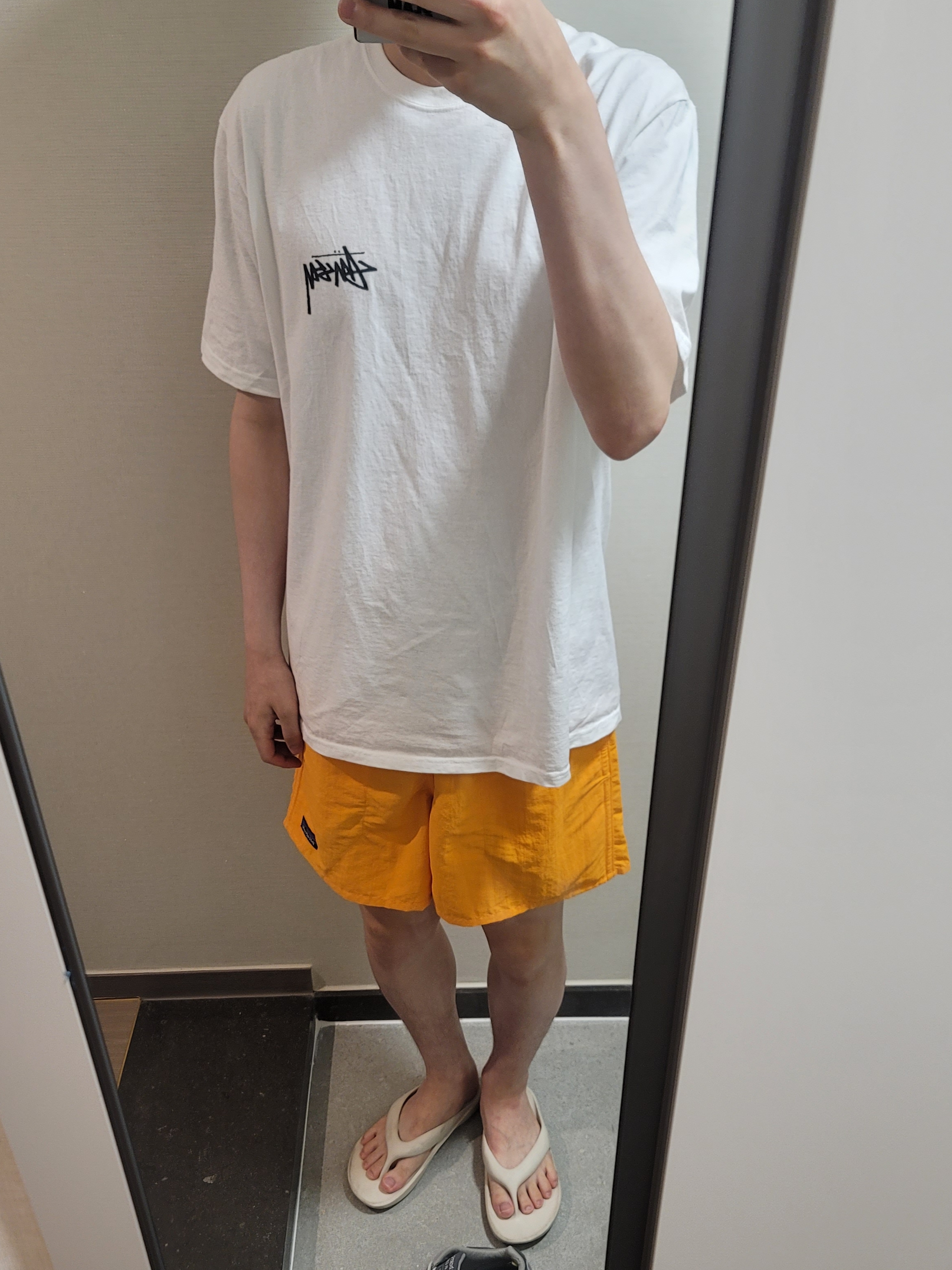 Stussy Fuzzy Dice T-Shirt White, New Balance x Taw&Toe Flip Flop Ivory 착용 스타일