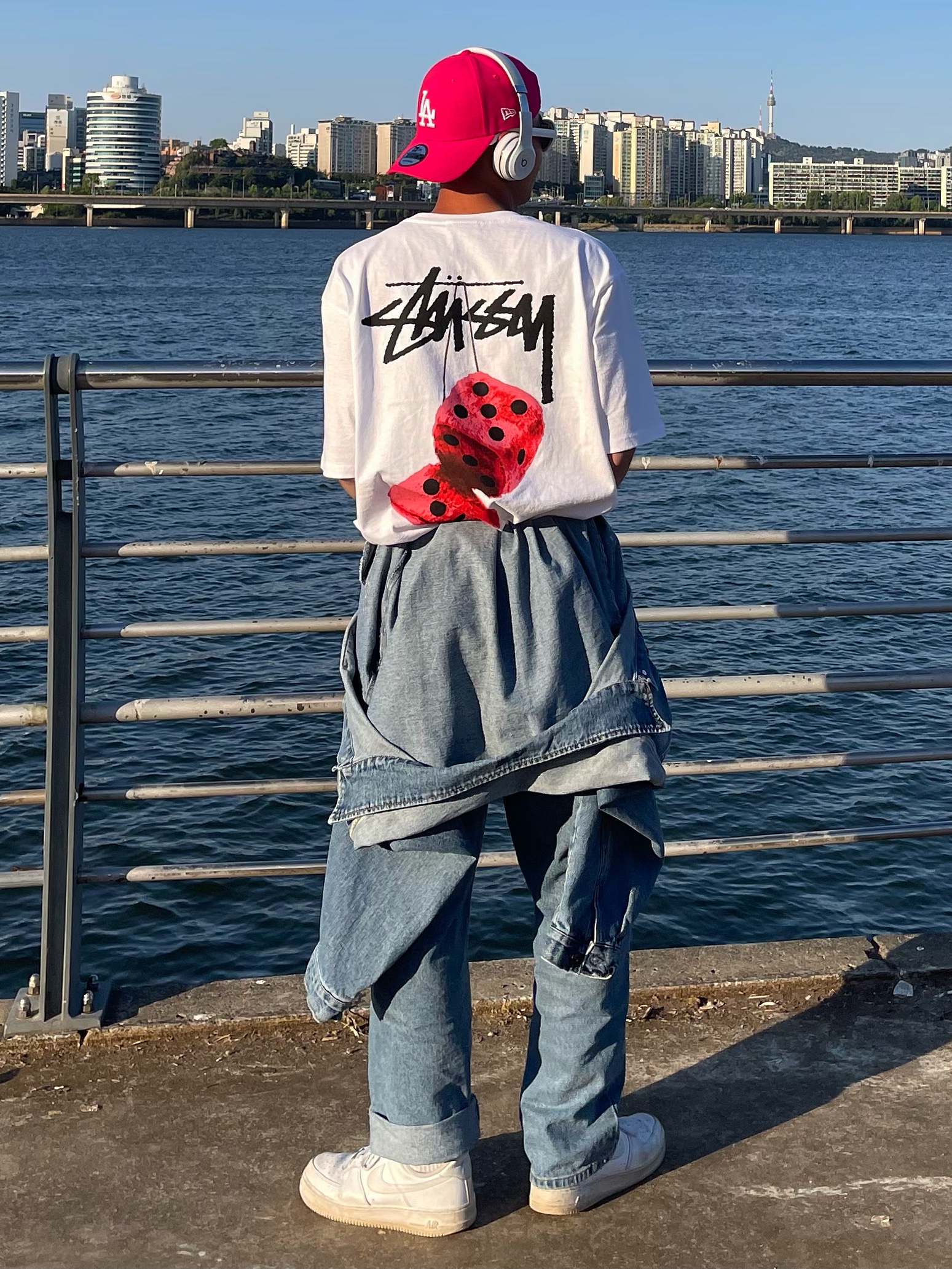 Stussy Fuzzy Dice T-Shirt White, Nike Air Force 1 '07 Low White 착용 스타일