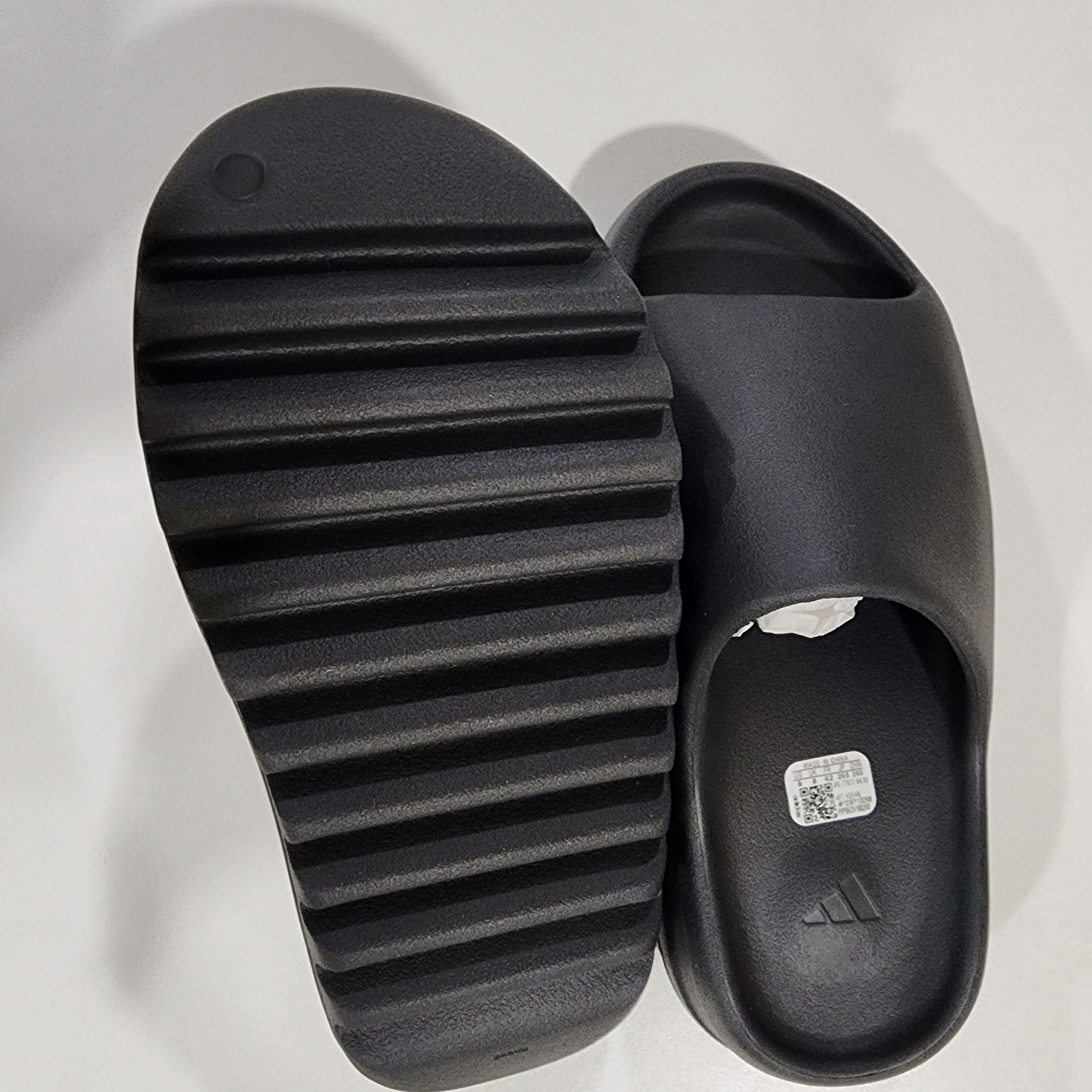 Adidas Yeezy Slide Onyx 착용 스타일 - 5