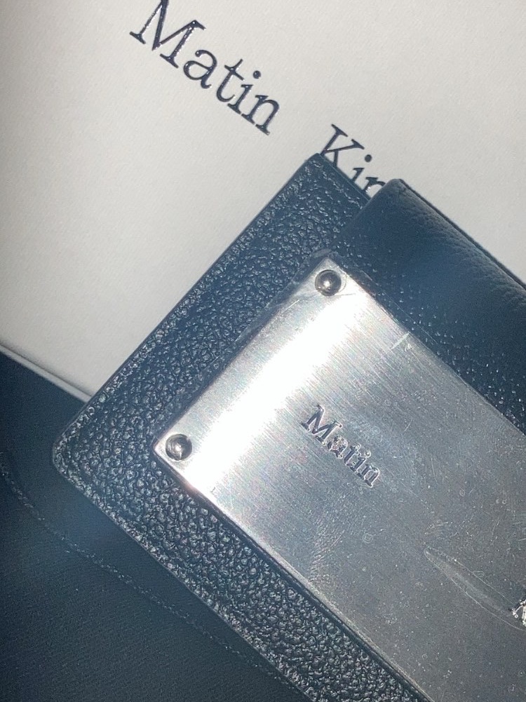 Matin Kim Accordion Wallet Black 착용 스타일