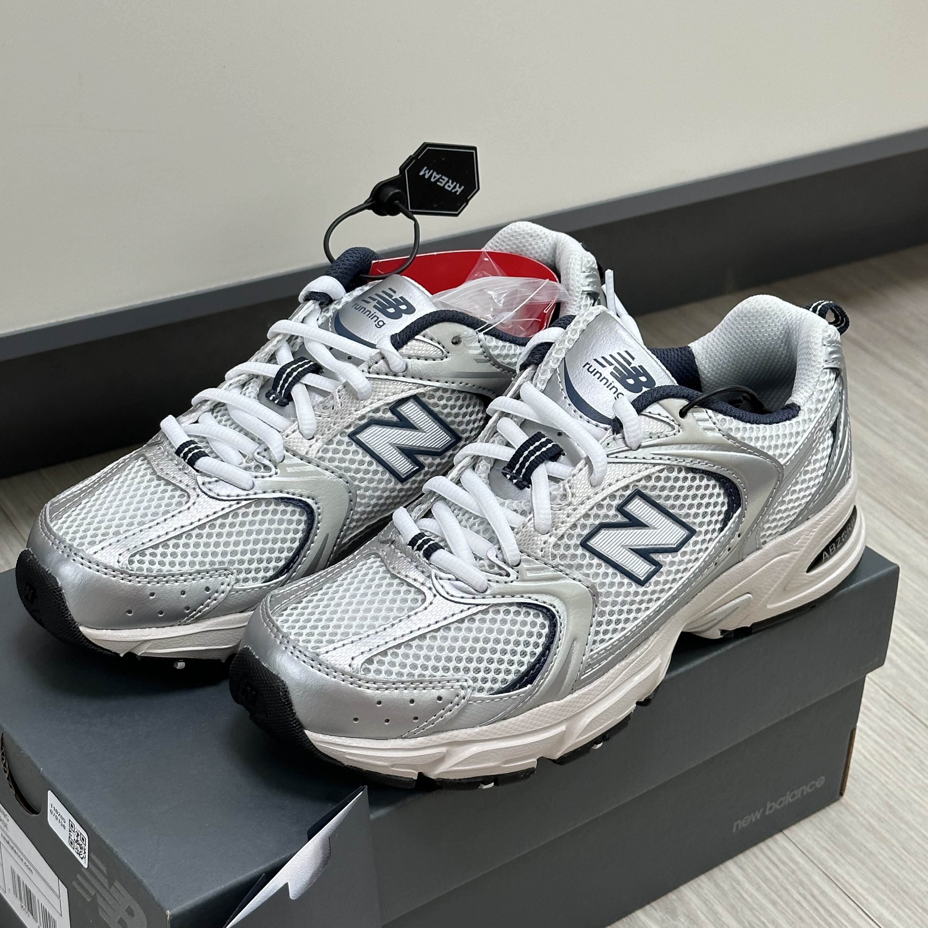 New Balance 530 Steel Grey 착용 스타일