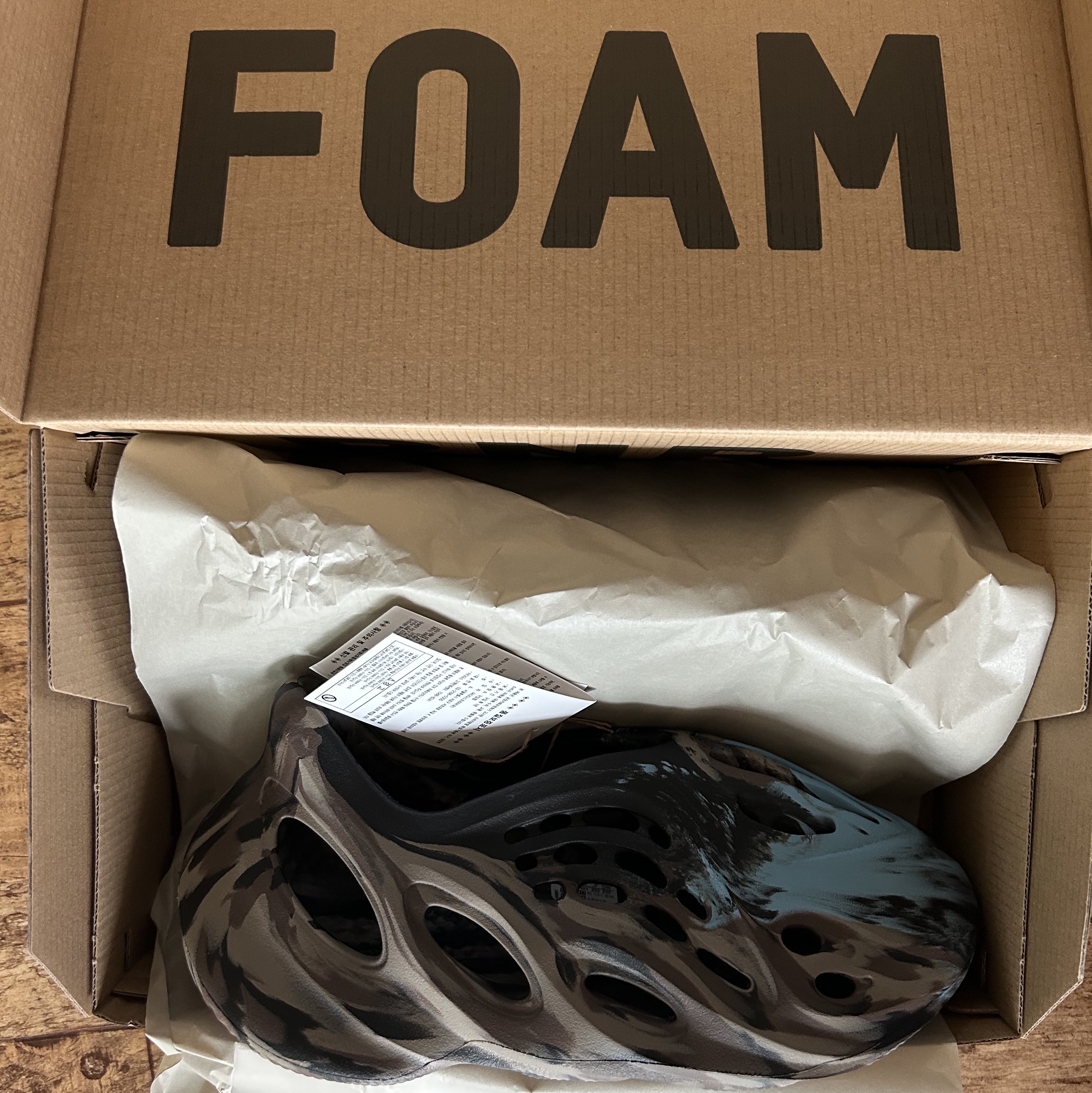 Adidas Yeezy Foam RNNR MX Cinder 착용 스타일