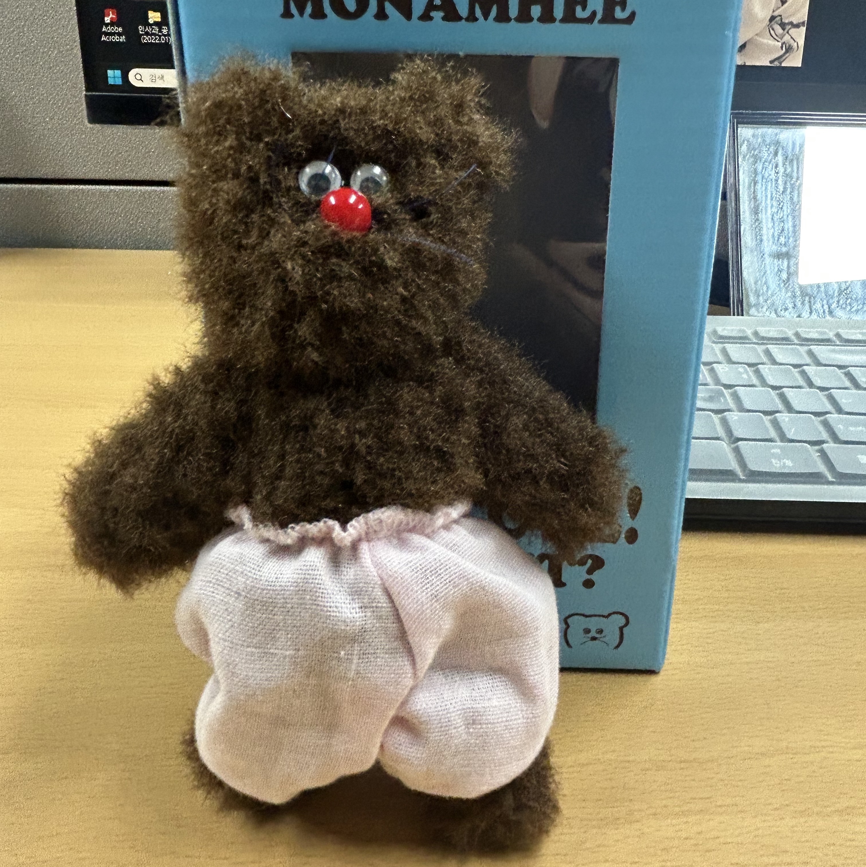 [KREAM 단독] Monamhee Bred Keyring with Pink Pants Brown 착용 스타일