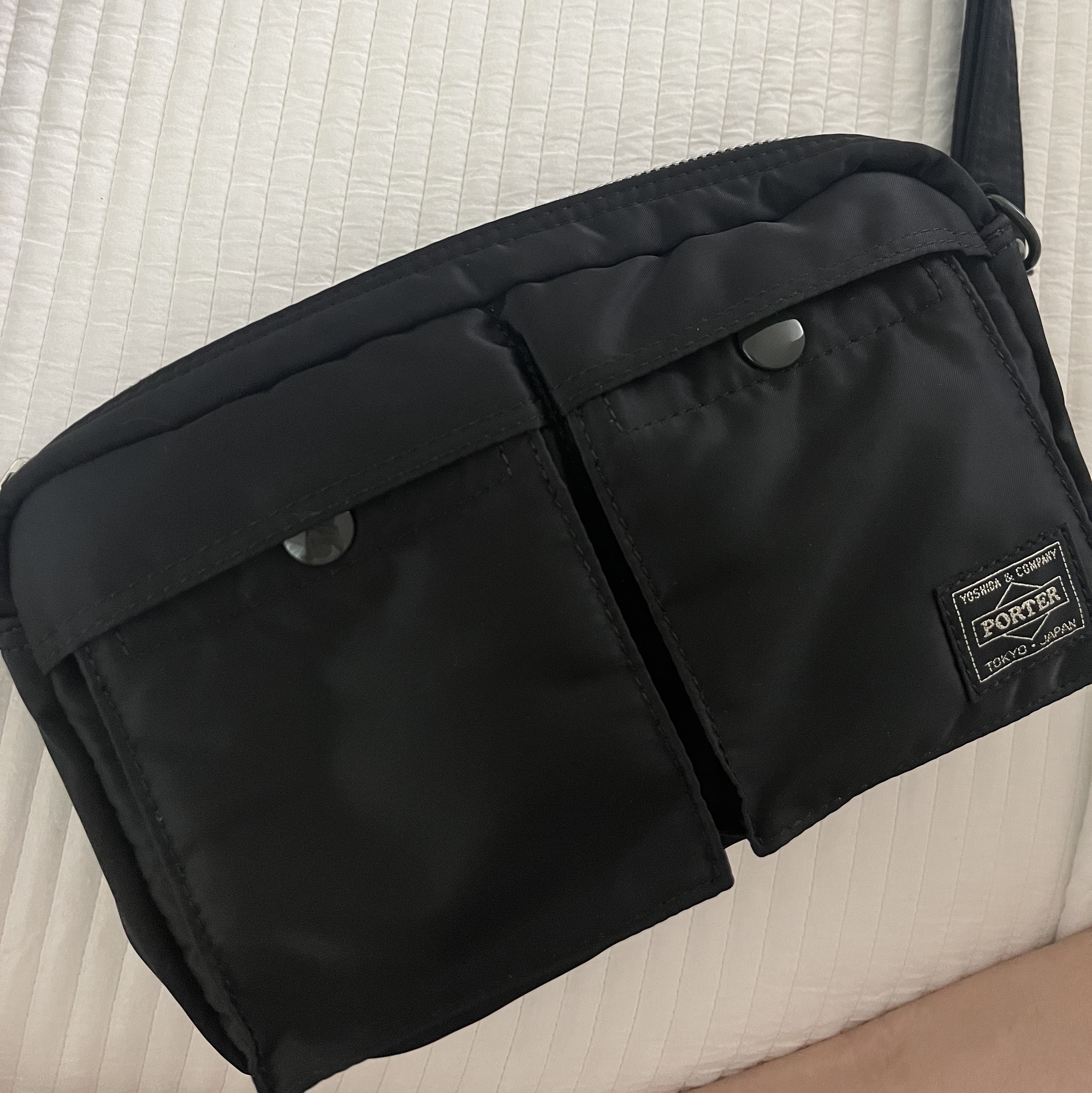 Porter Tanker Shoulder Bag Black 착용 스타일