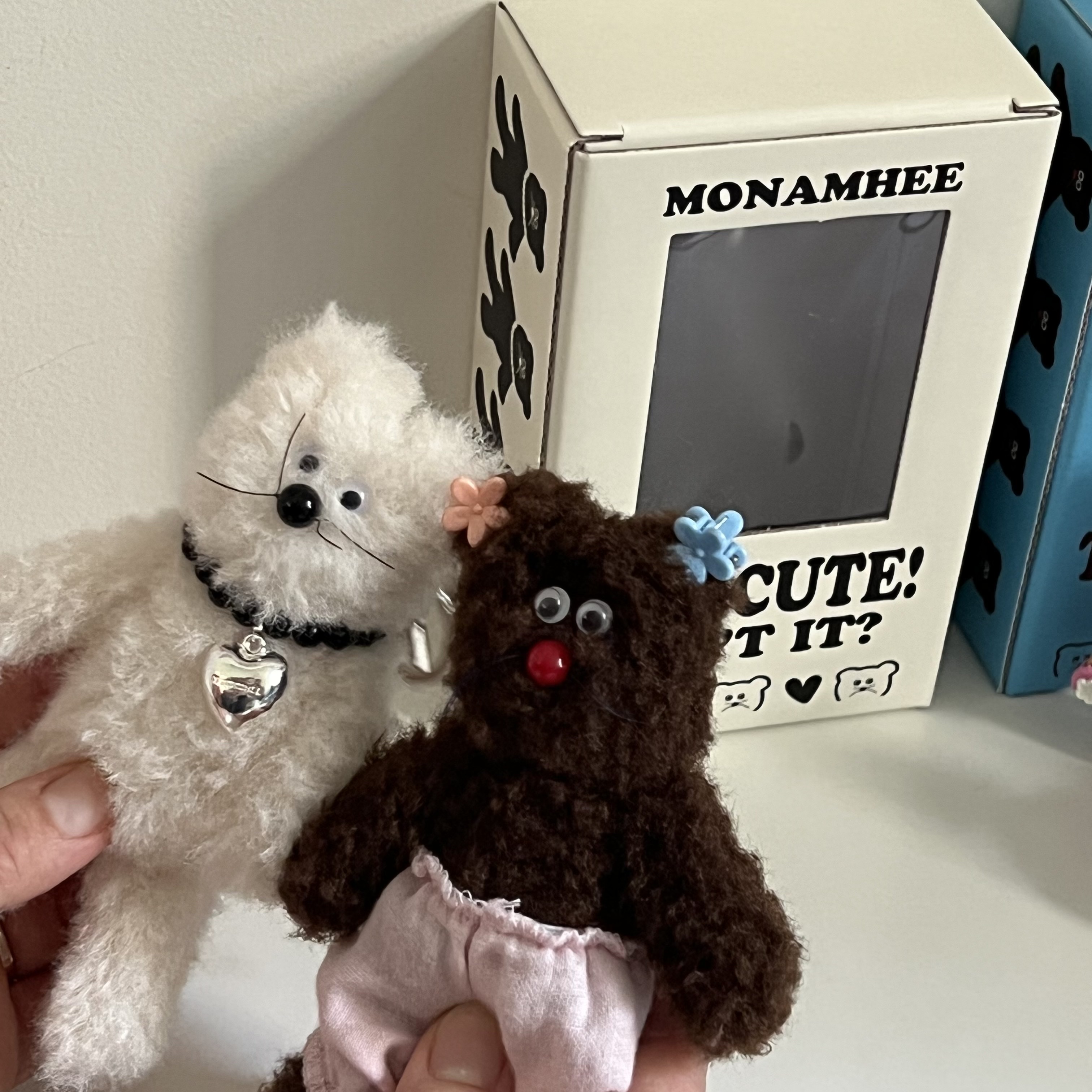 [KREAM 단독] Monamhee Bred Keyring with Pink Pants Brown 착용 스타일