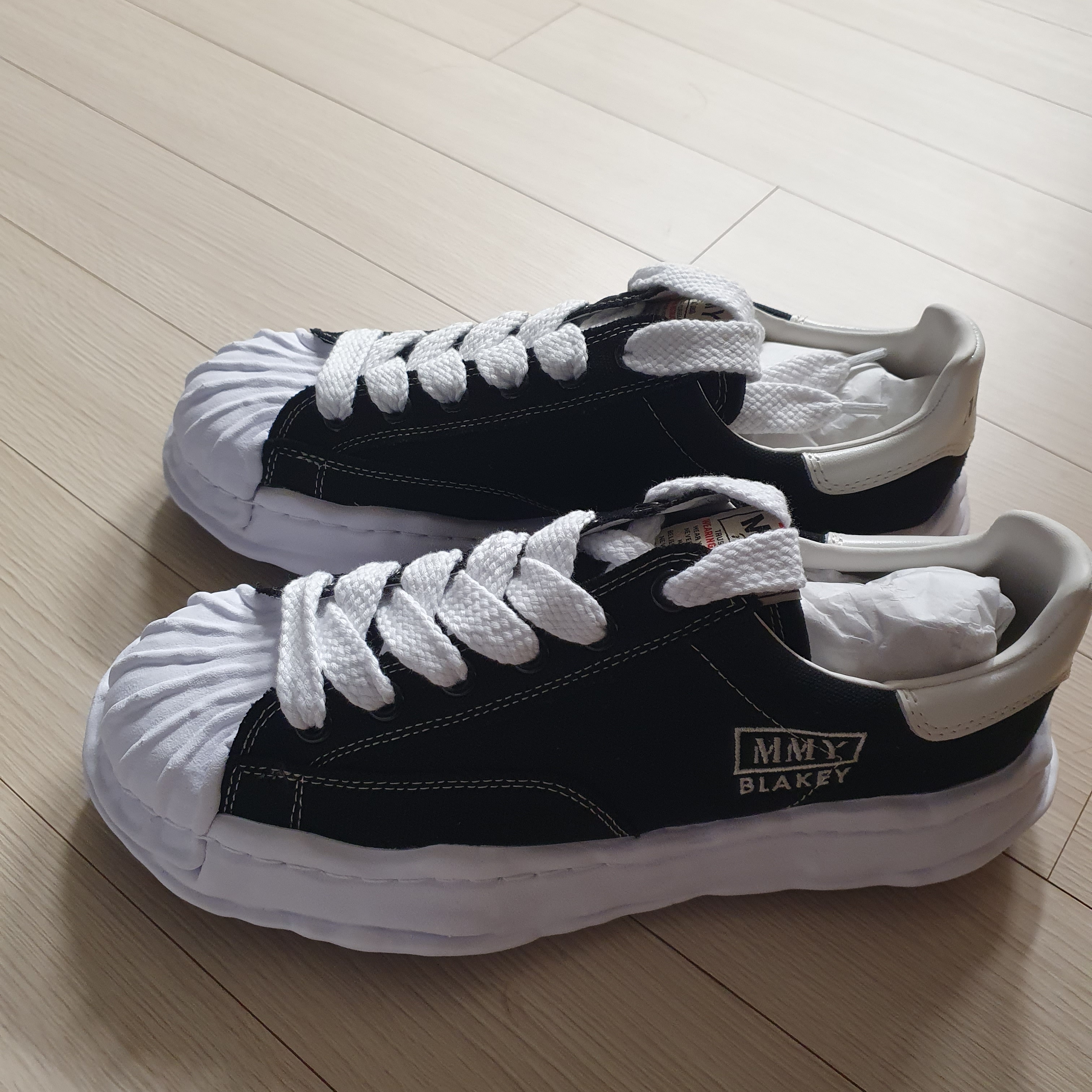 Maison Mihara Yasuhiro Blakey OG Sole Canvas Low-top Sneakers Black White 착용 스타일