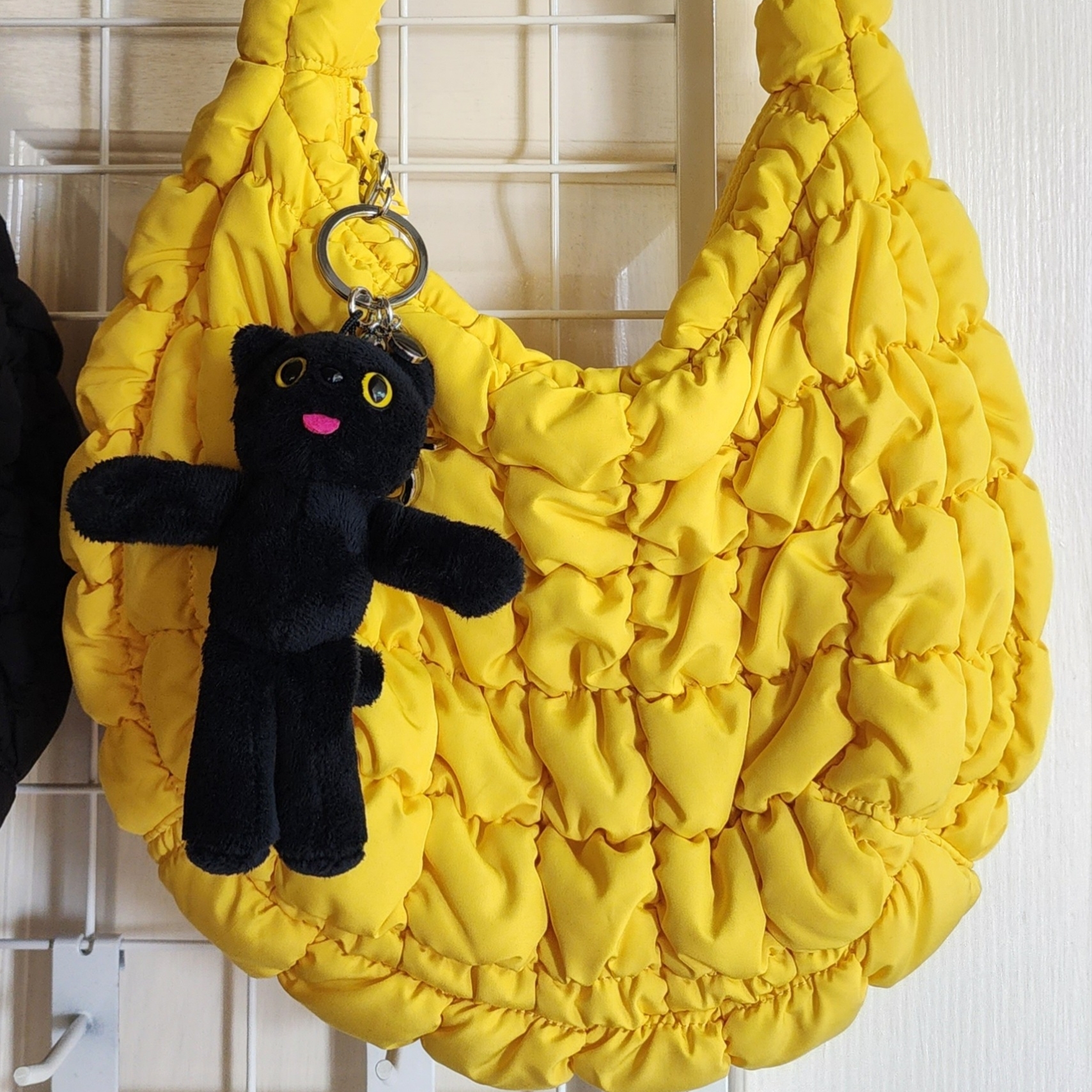 Comfort Piyong Keyring Black, COS Quilted Mini Bag Yellow 착용 스타일 - 3