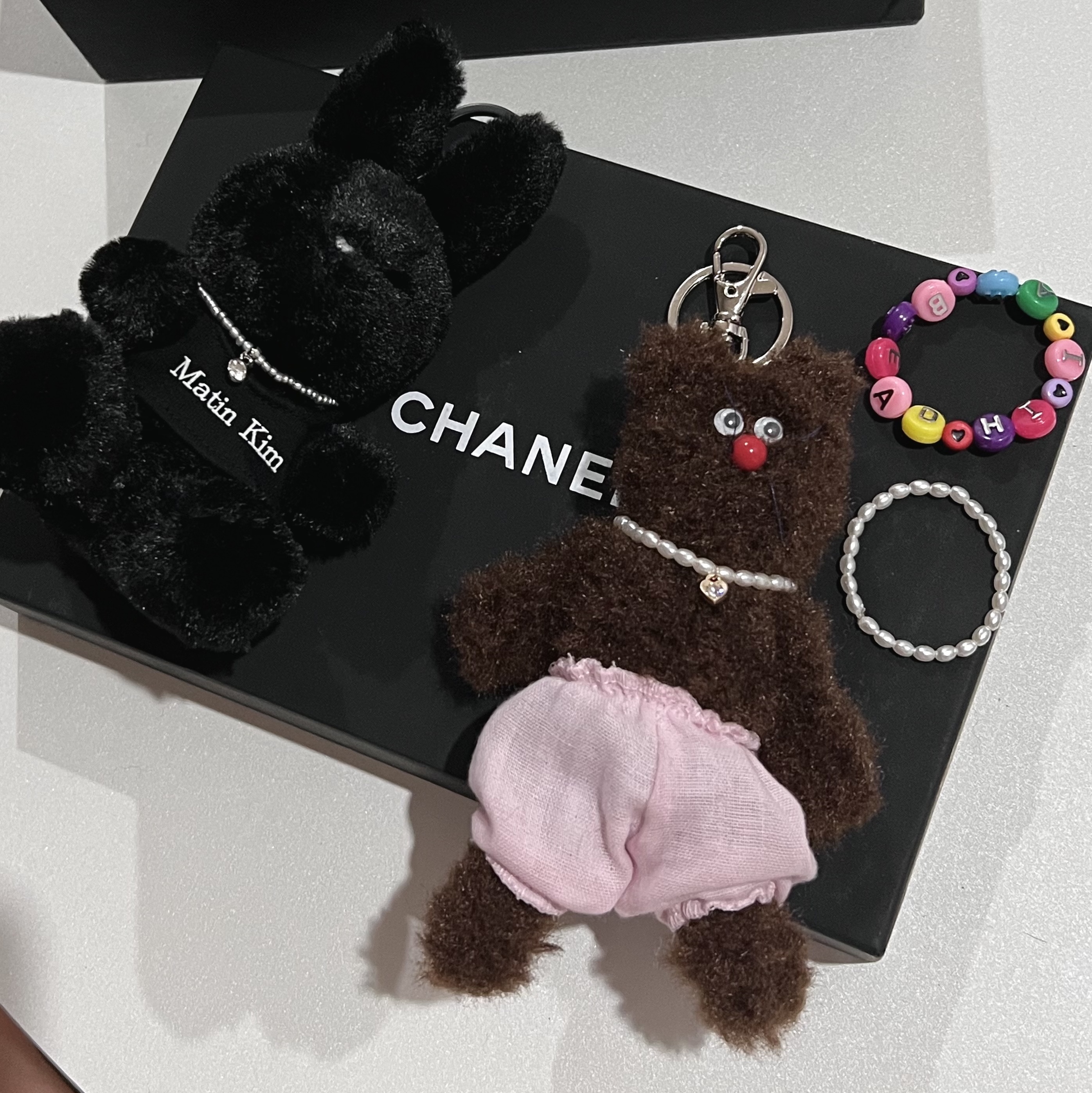 [KREAM 단독] Monamhee Bred Keyring with Pink Pants Brown 착용 스타일