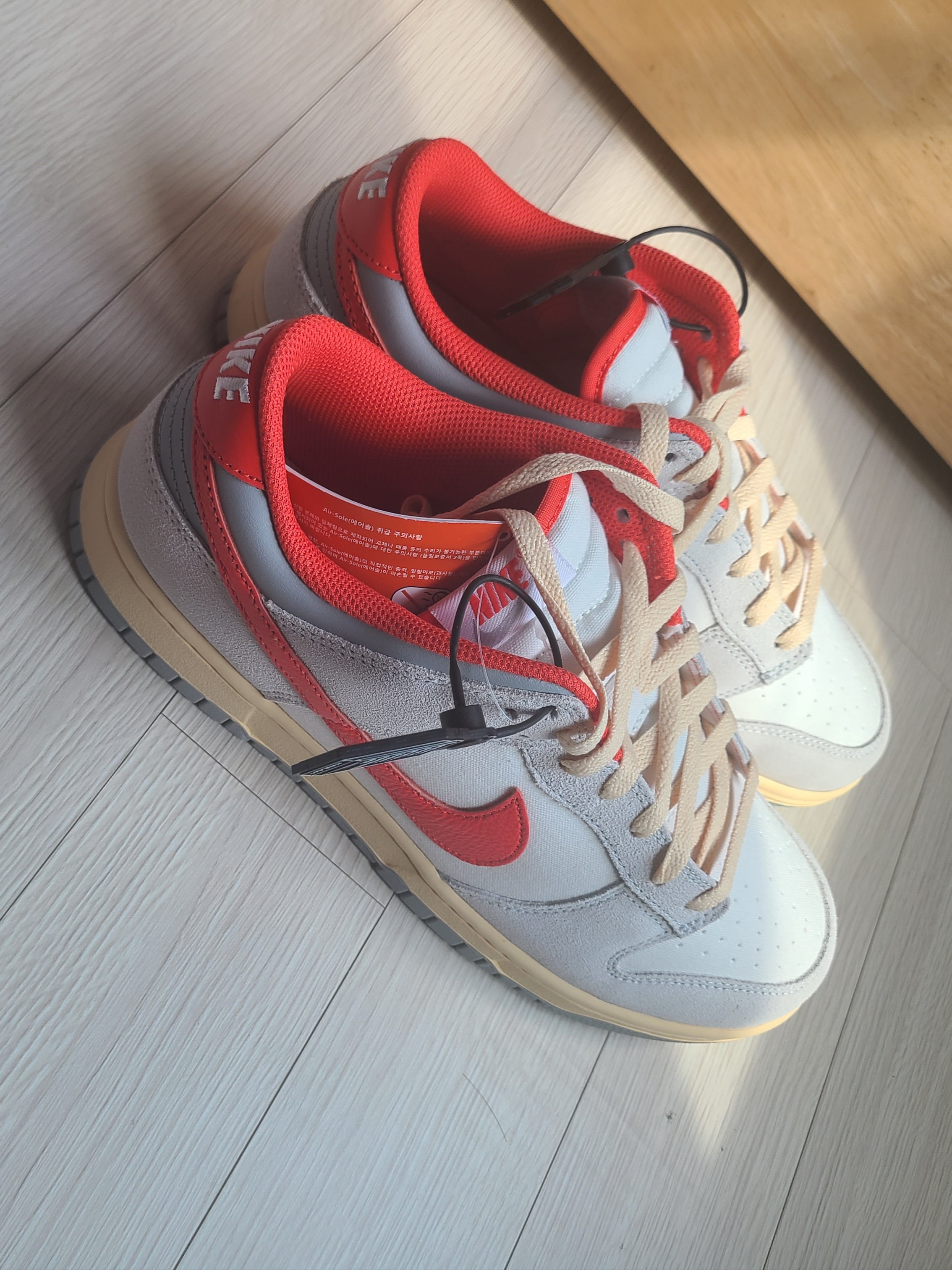 Nike Dunk Low Sail Picante Red 착용 스타일 - 2