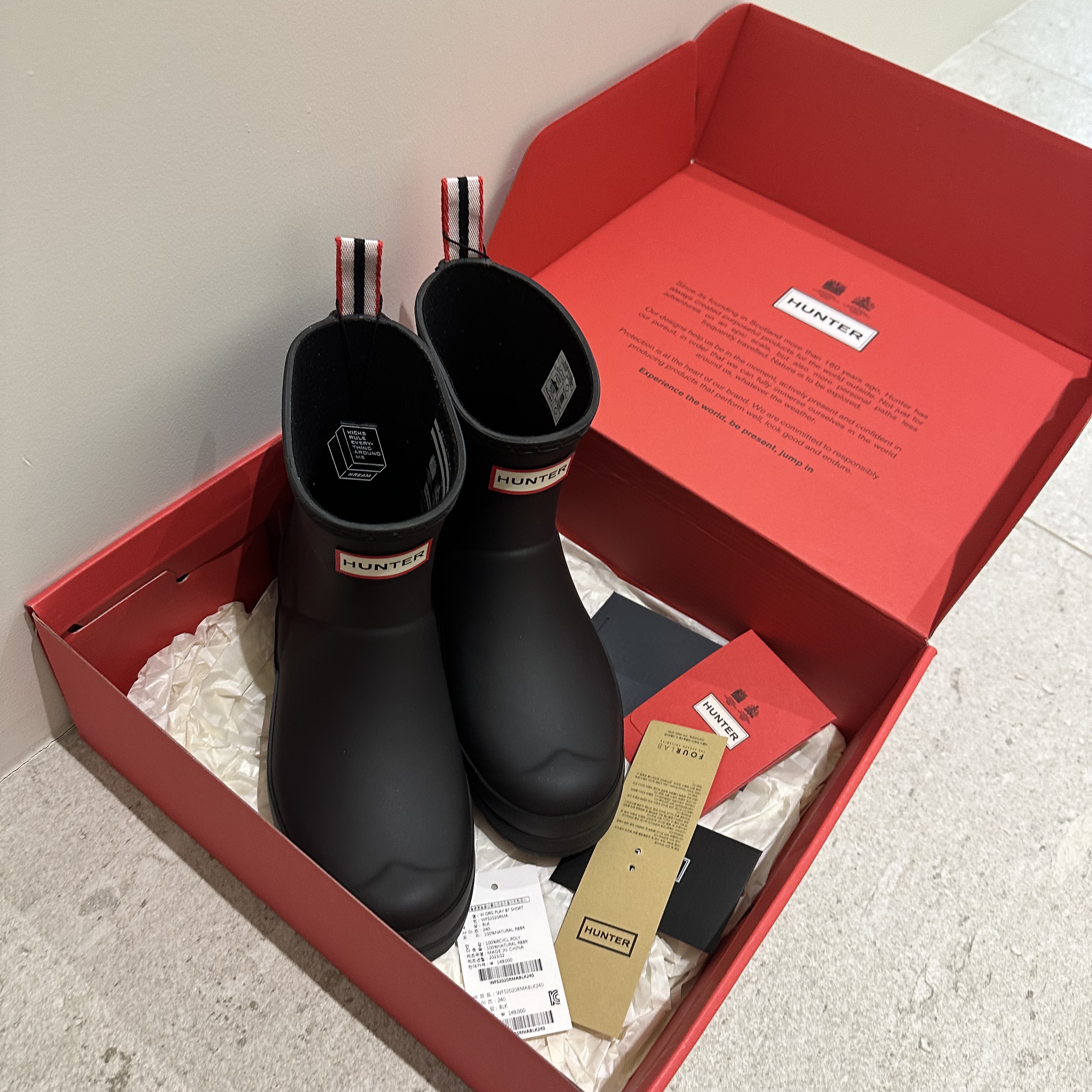(W) Hunter Play Short Rain Boots Black 착용 스타일 - 1