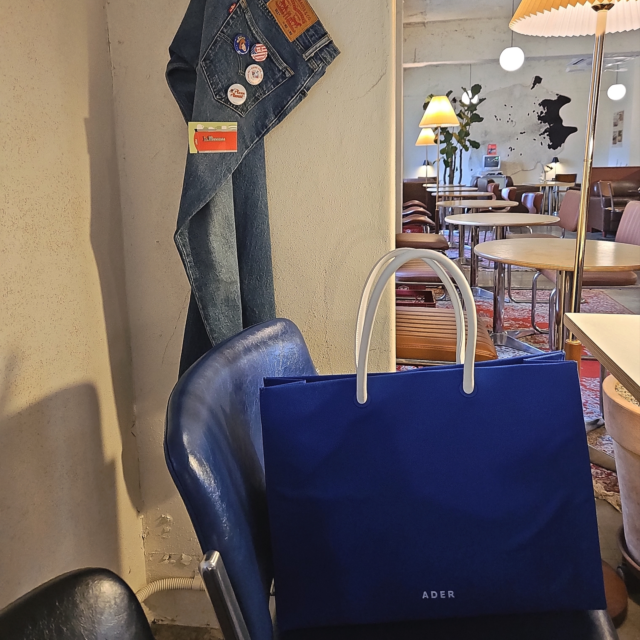 Ader Error Wide Shopper Bag Z-Blue 착용 스타일