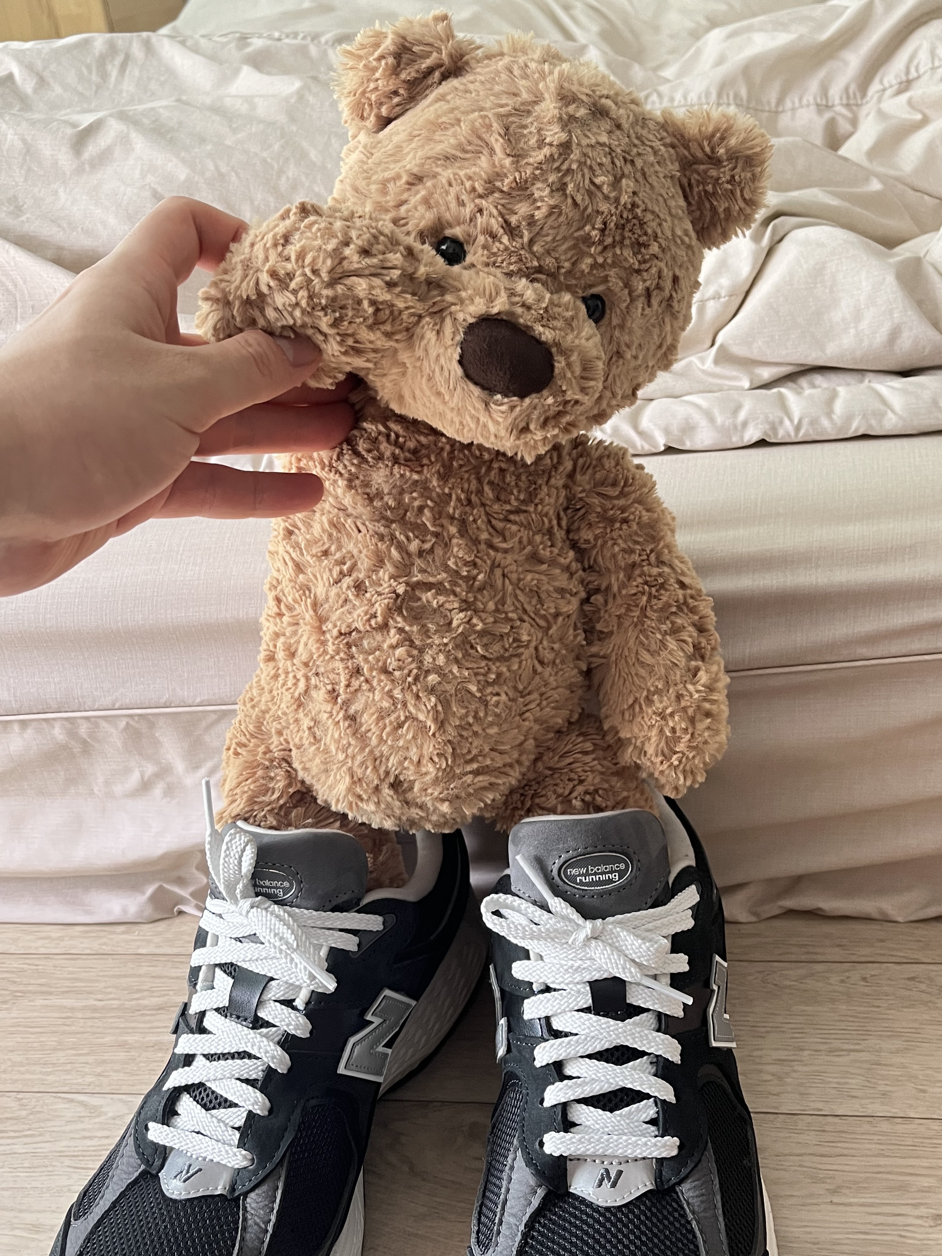 New Balance 2002R Premium Vintage Black, Jellycat Bumbly Bear Medium Brown 착용 스타일 - 1