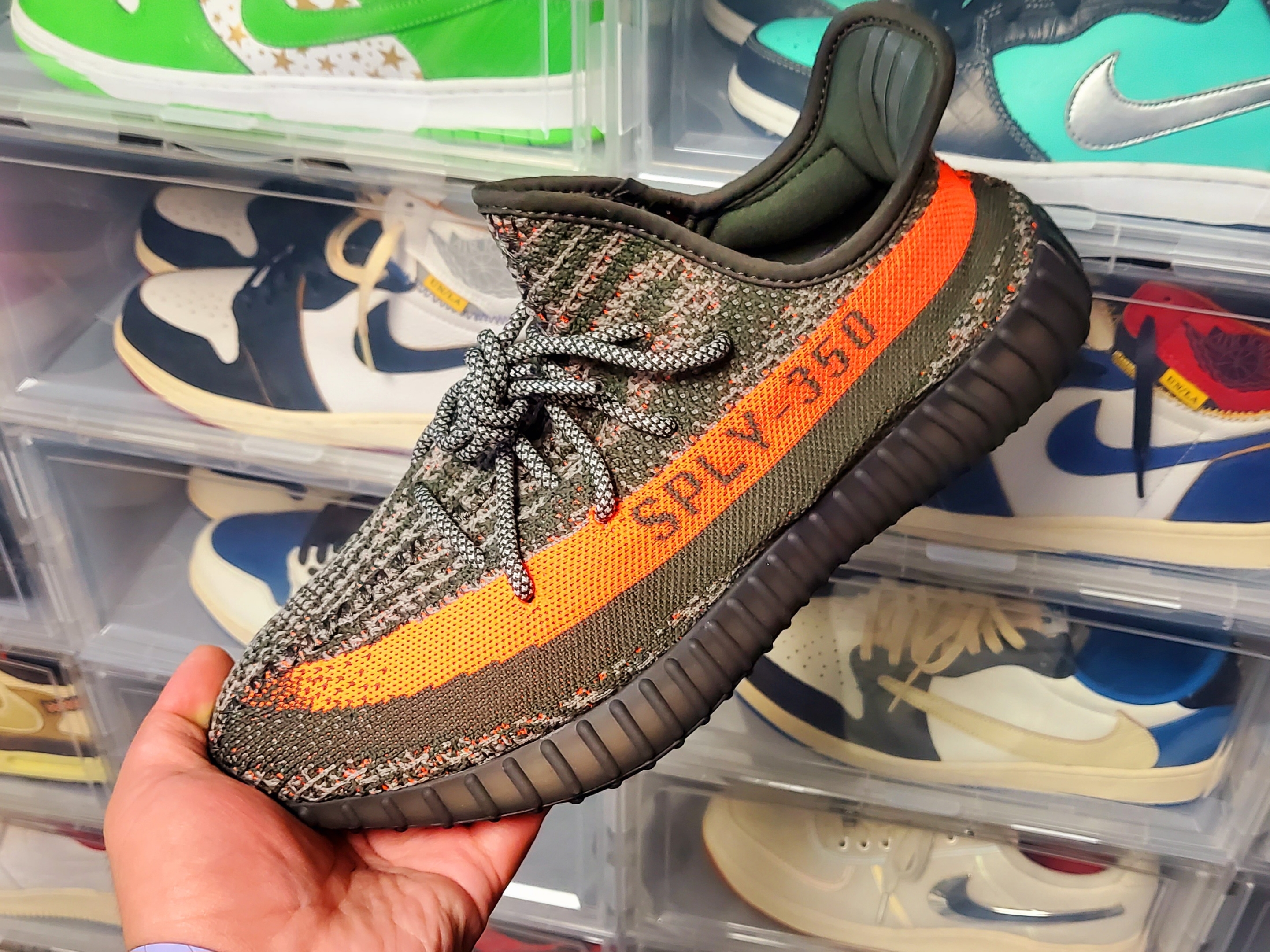Adidas Yeezy Boost 350 V2 Carbon Beluga 착용 스타일 - 3