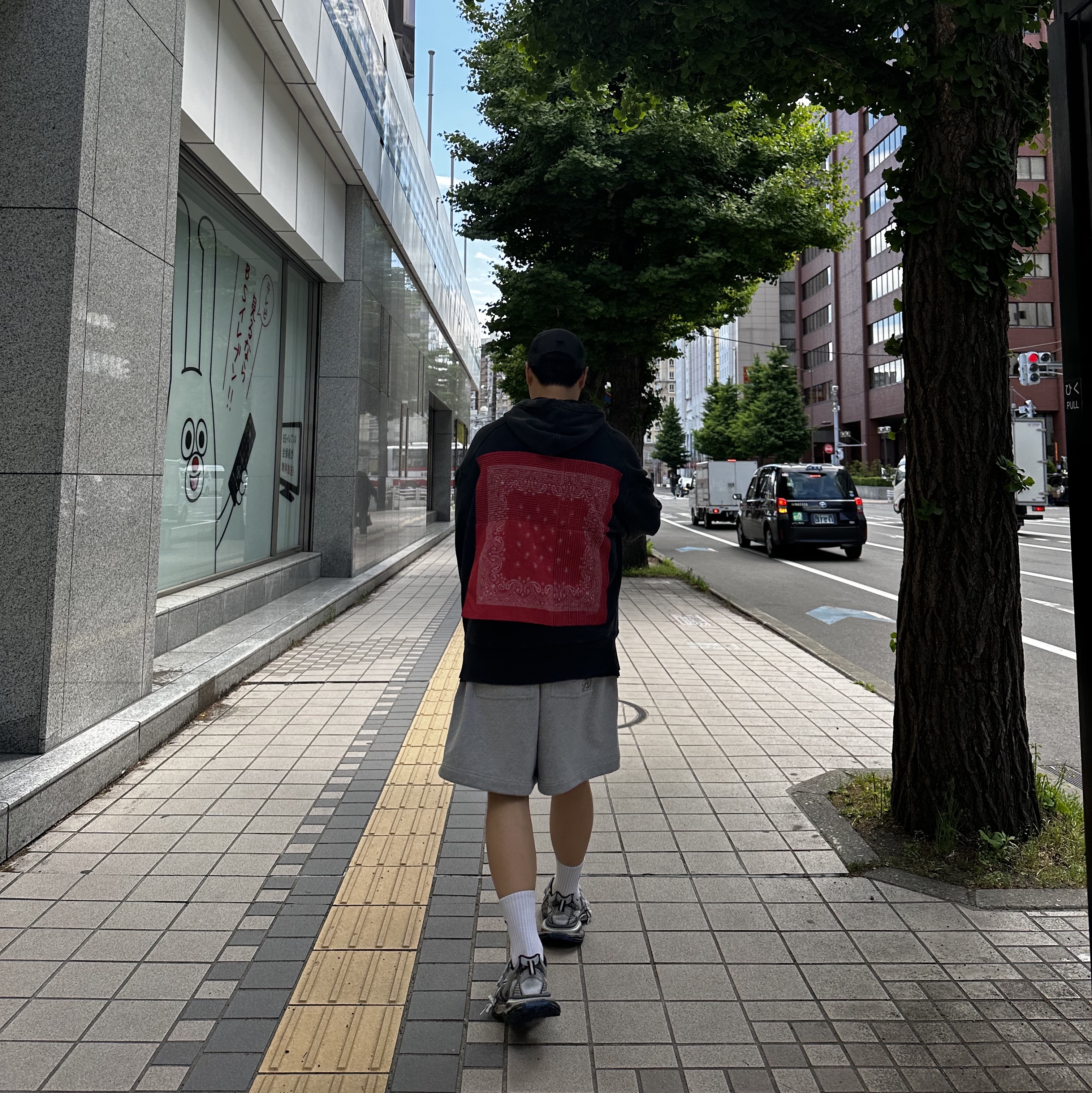 발렌시아가 3XL 스니커즈 원 아웃 그레이 화이트 블루 착용 스타일 - 1