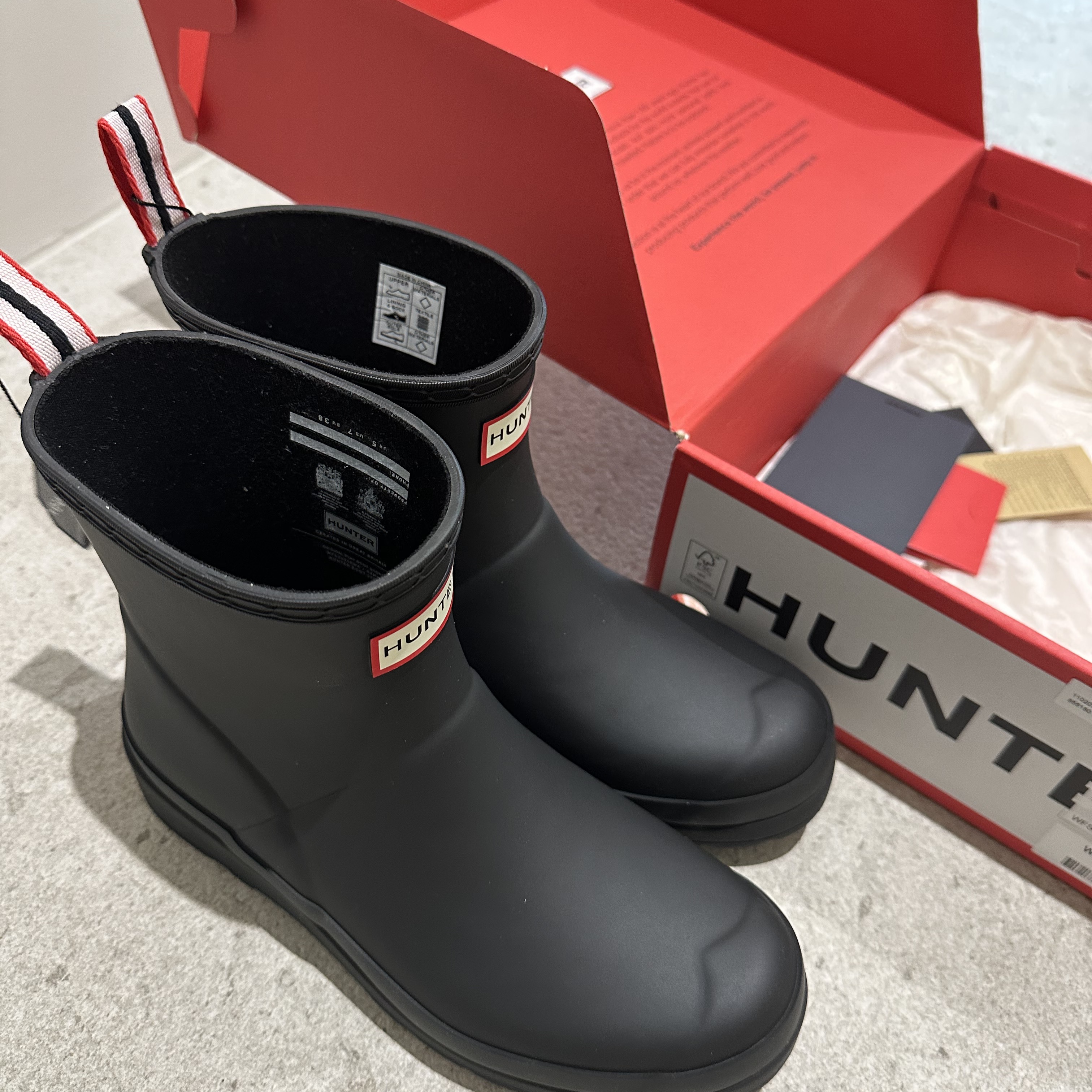(W) Hunter Play Short Rain Boots Black 착용 스타일 - 3