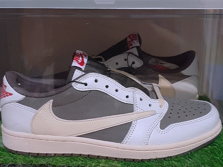 Jordan 1 x Travis Scott Retro Low OG SP Sail and Ridgerock 착용 스타일