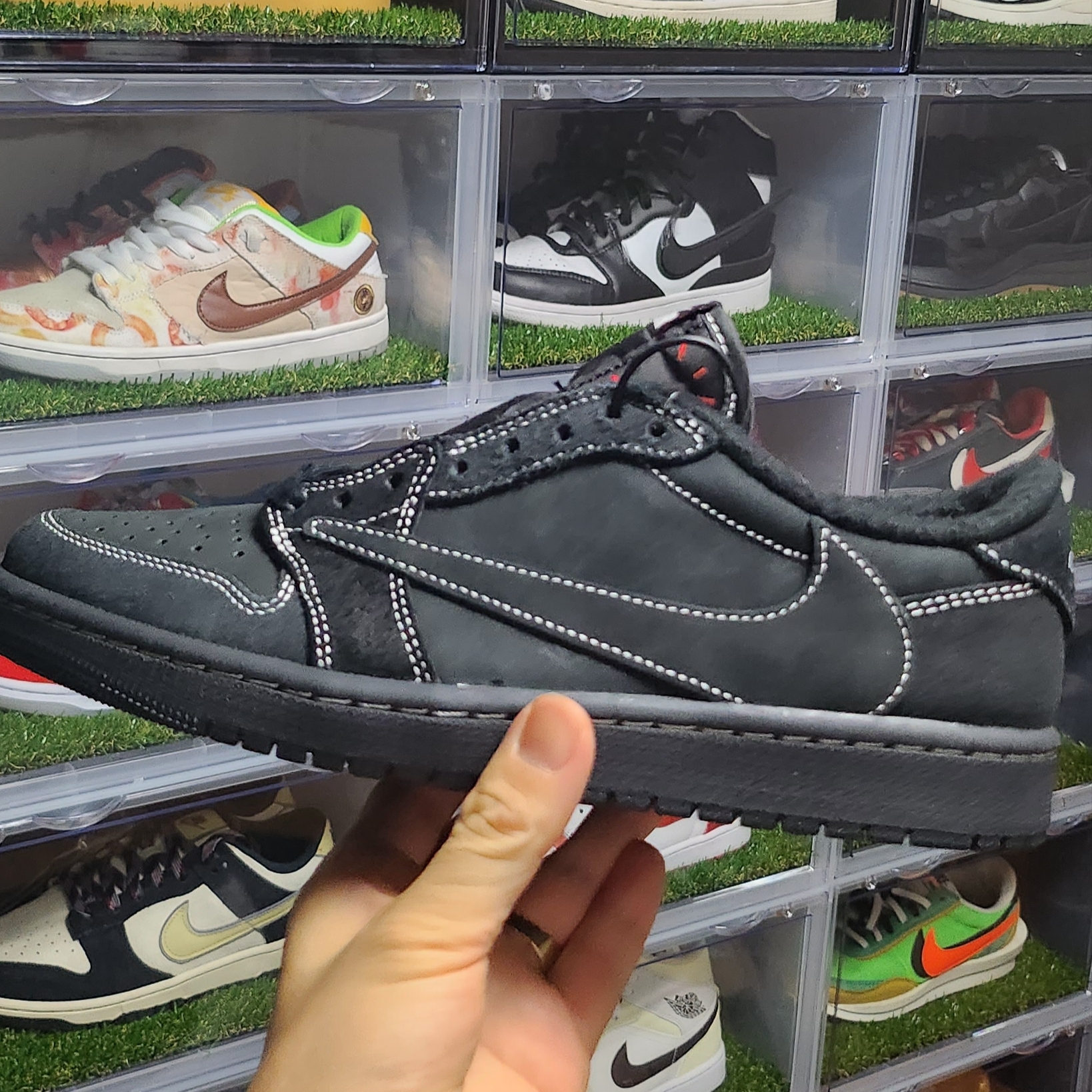 Jordan 1 x Travis Scott Retro Low OG SP Black Phantom, Adidas Yeezy Boost 350 V2 Carbon Beluga 착용 스타일 - 1