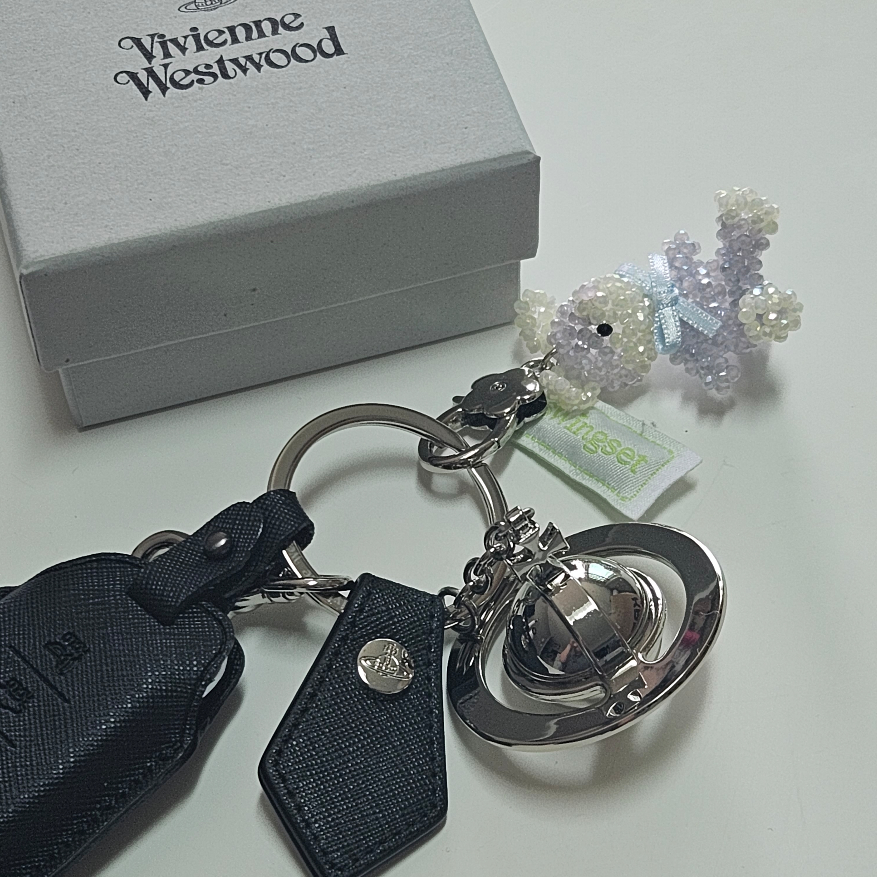 Vivienne Westwood Saffiano 3D Orb Keyring Silver Black 착용 스타일