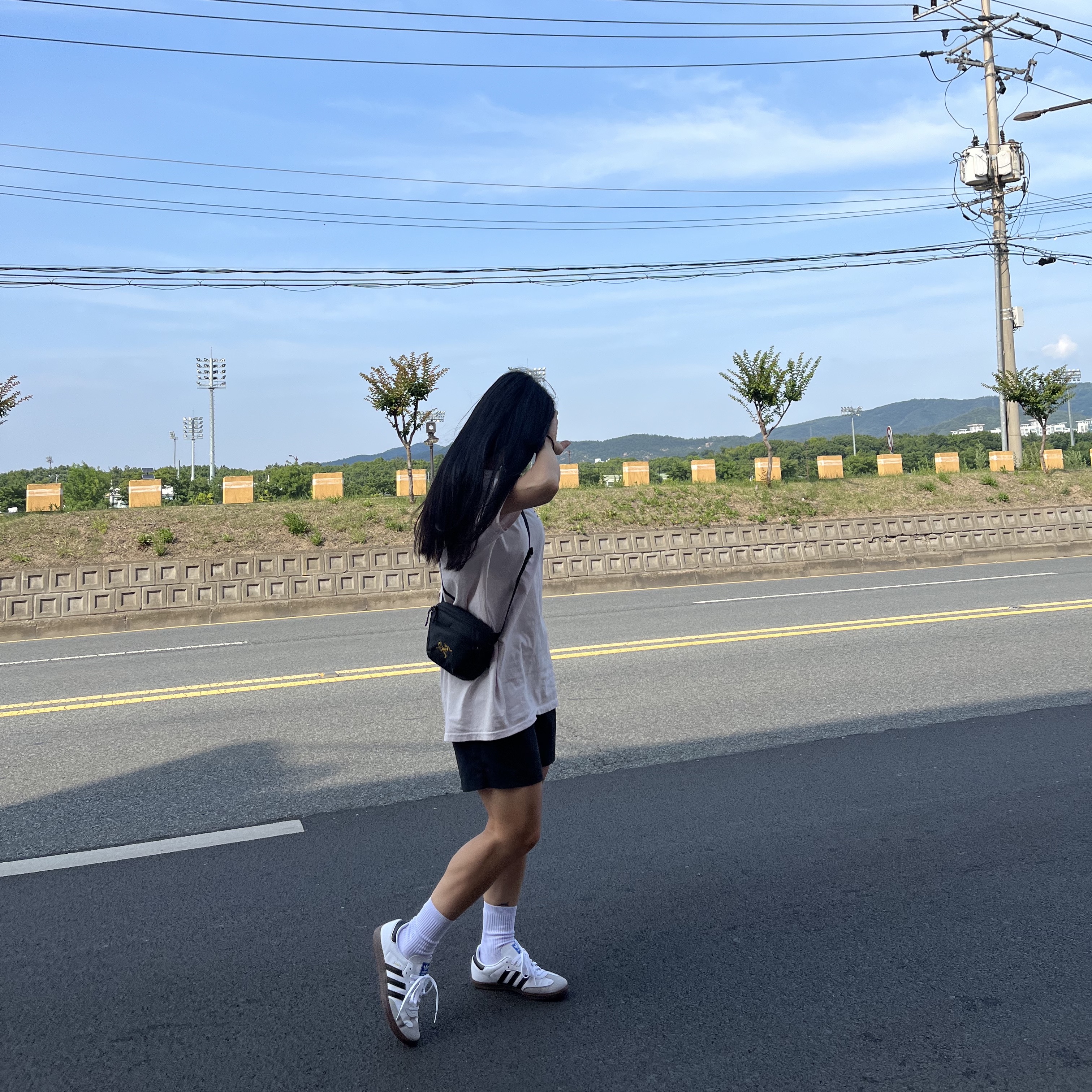Stussy Basic Stussy Pigment Dyed T-Shirt Blush 2023, Adidas Samba Vegan White Black 착용 스타일 - 2