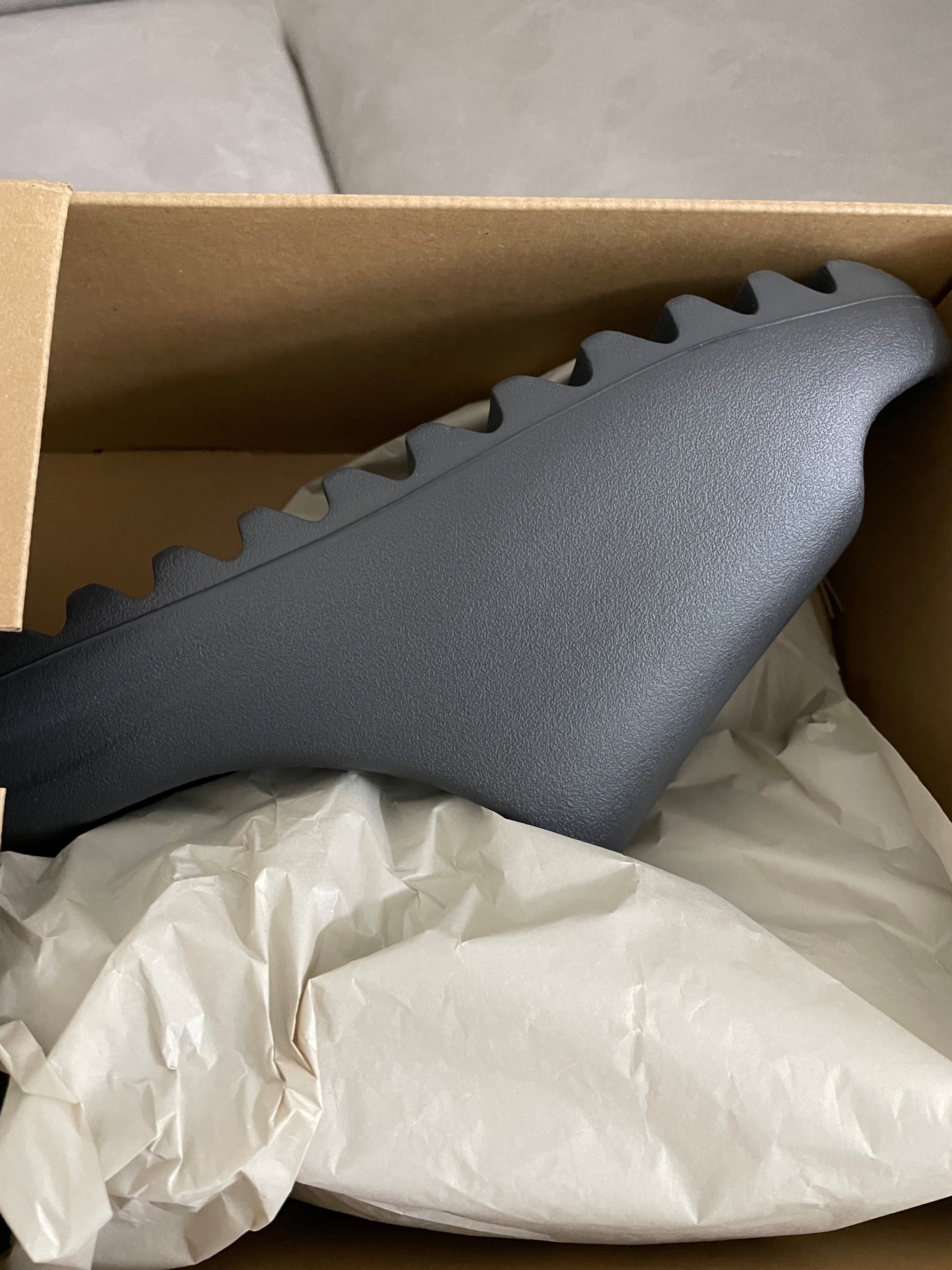 Adidas Yeezy Slide Onyx 착용 스타일