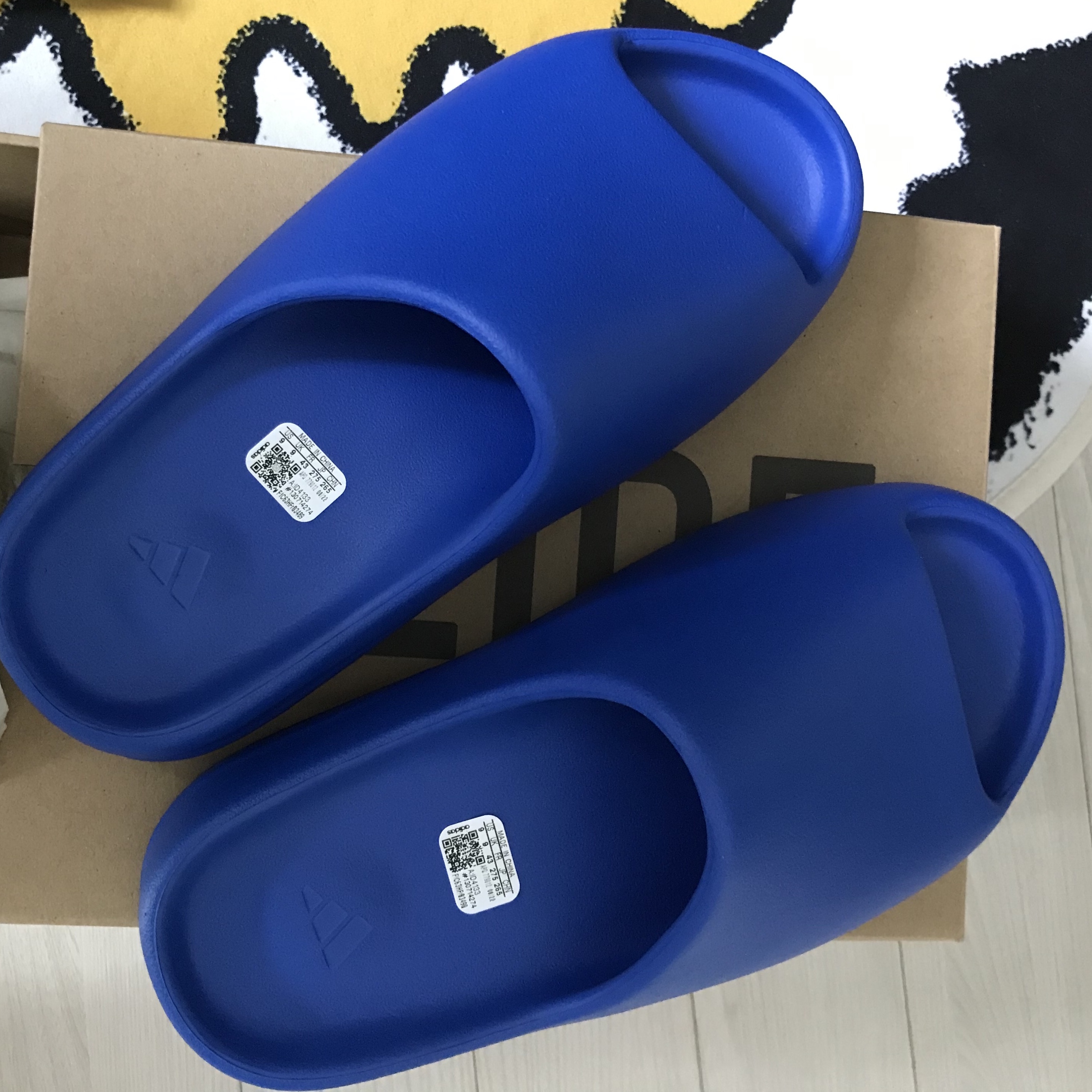 Adidas Yeezy Slide Azure 착용 스타일
