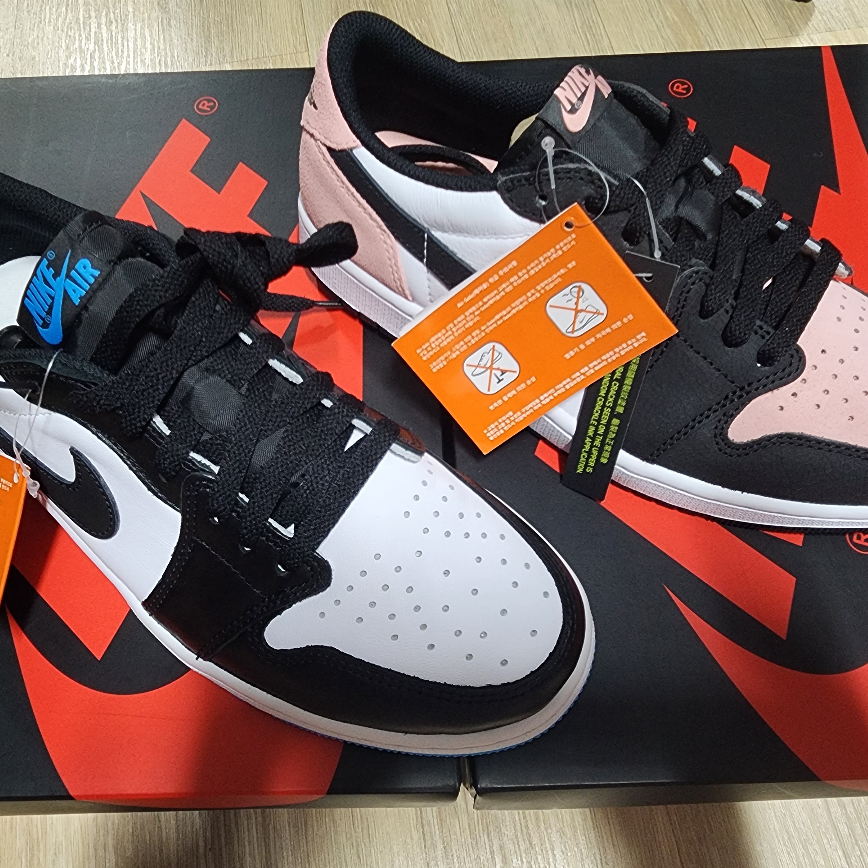 Jordan 1 Retro Low OG Black and Dark Powder Blue, Jordan 1 Retro Low OG Bleached Coral 착용 스타일 - 1
