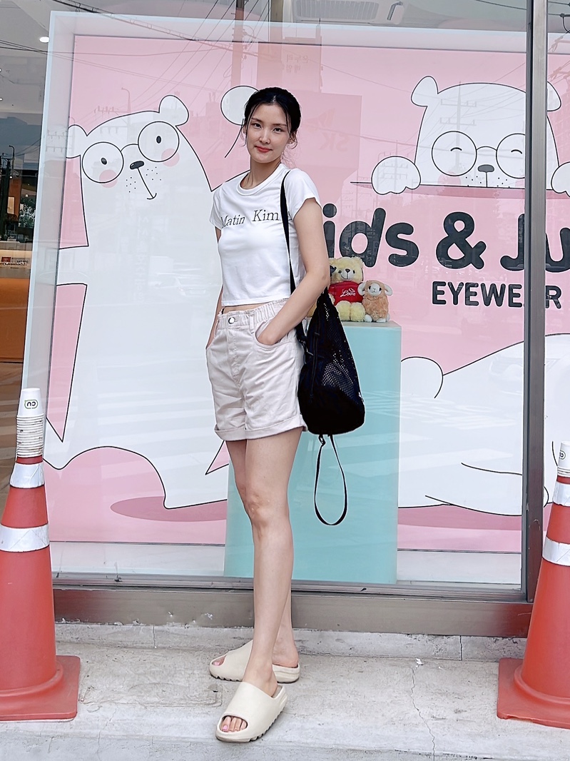Adidas Yeezy Slide Bone 2022/2023, (W) Matin Kim Logo Silket Crop Top White 착용 스타일 - 2