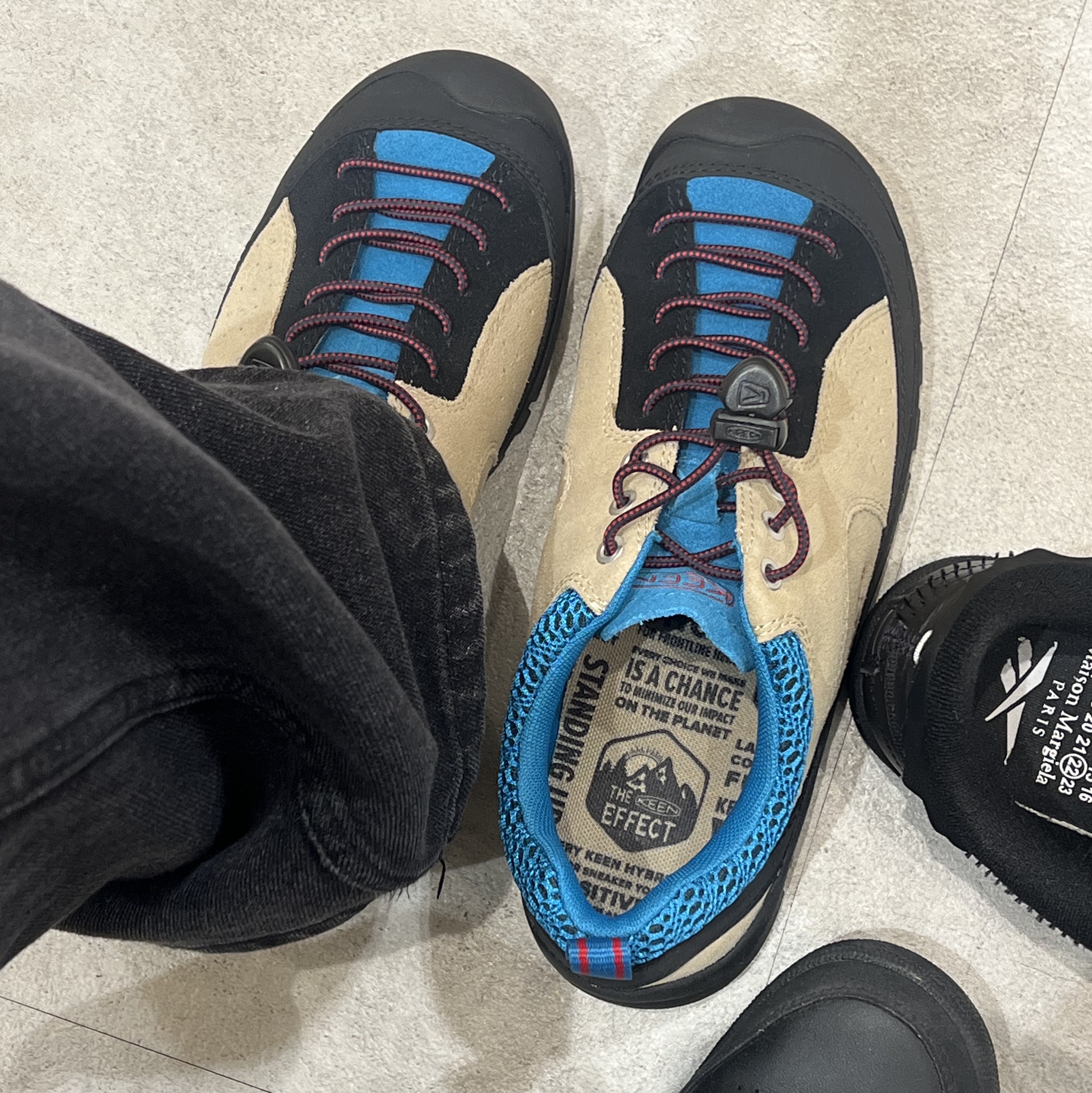 Keen Jasper Rocks SP Sneakers Beige, Reebok x Maison Margiela Club C Memory of Shoes Black 착용 스타일