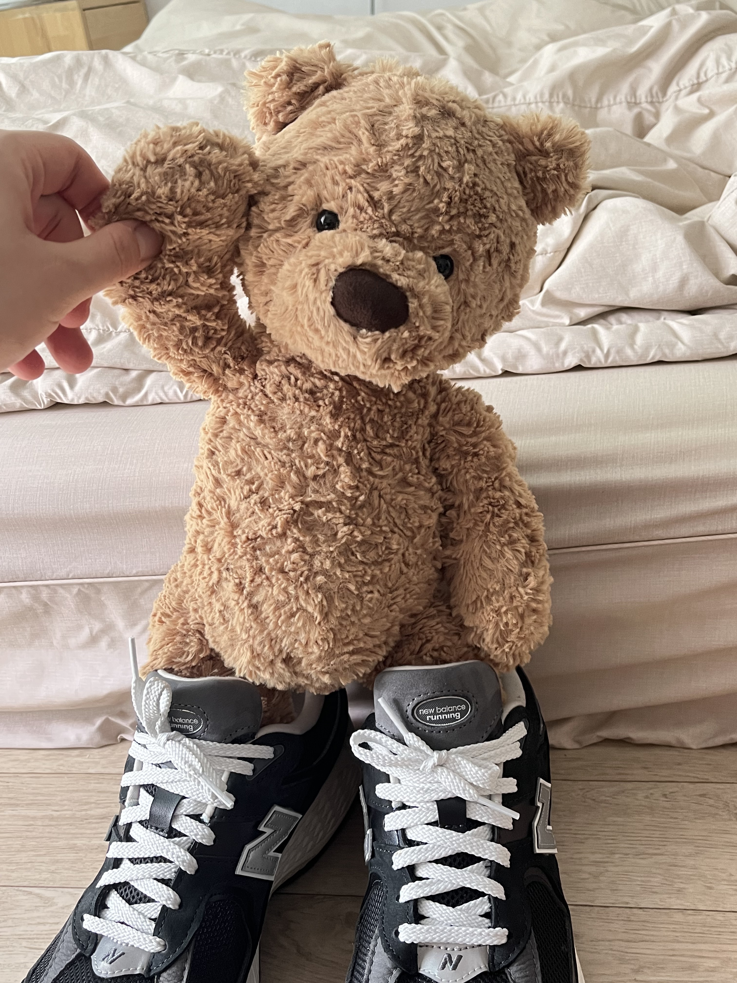 New Balance 2002R Premium Vintage Black, Jellycat Bumbly Bear Medium Brown 착용 스타일 - 2