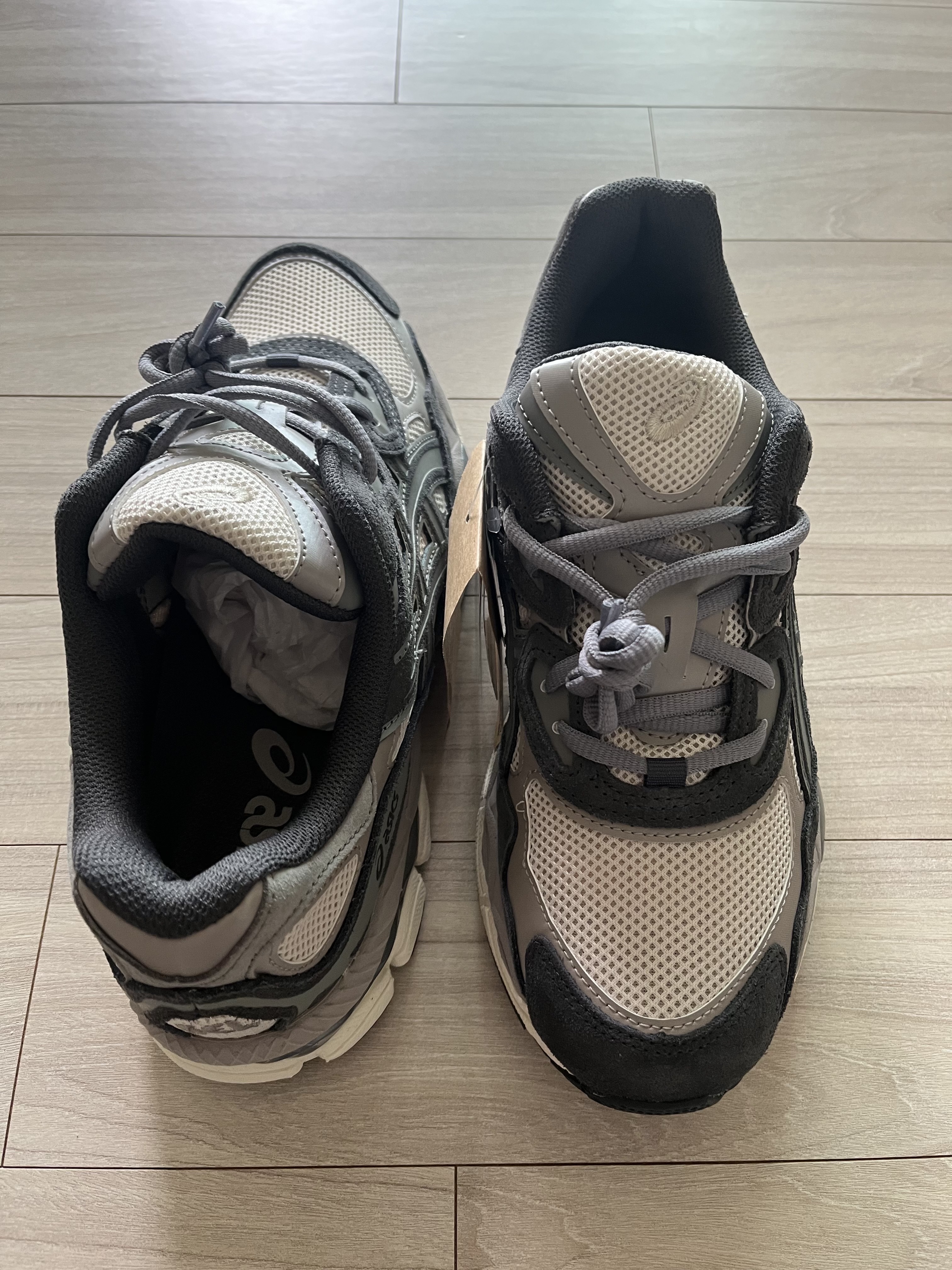 Asics Gel-NYC Oatmeal Obsidian Grey 착용 스타일 - 1