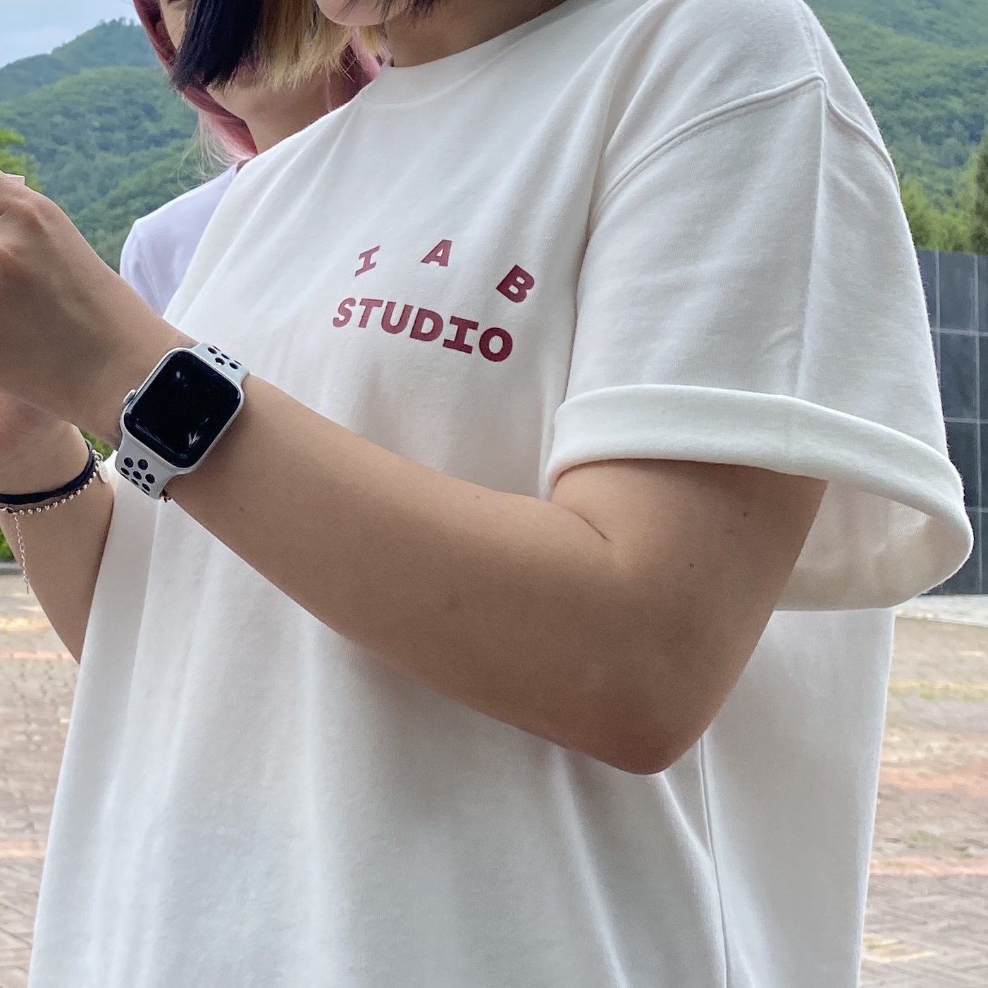 IAB Studio T-Shirt White Burgundy 착용 스타일 - 2