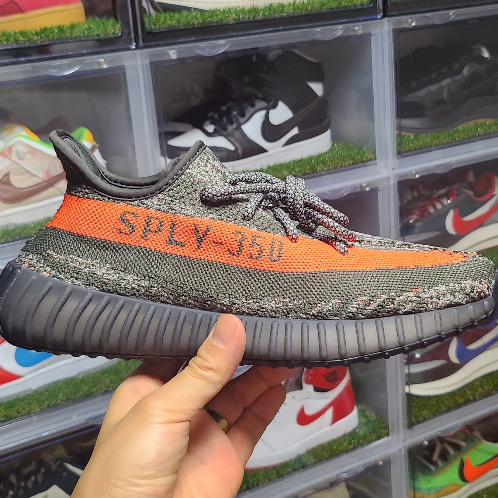 Jordan 1 x Travis Scott Retro Low OG SP Black Phantom, Adidas Yeezy Boost 350 V2 Carbon Beluga 착용 스타일 - 4