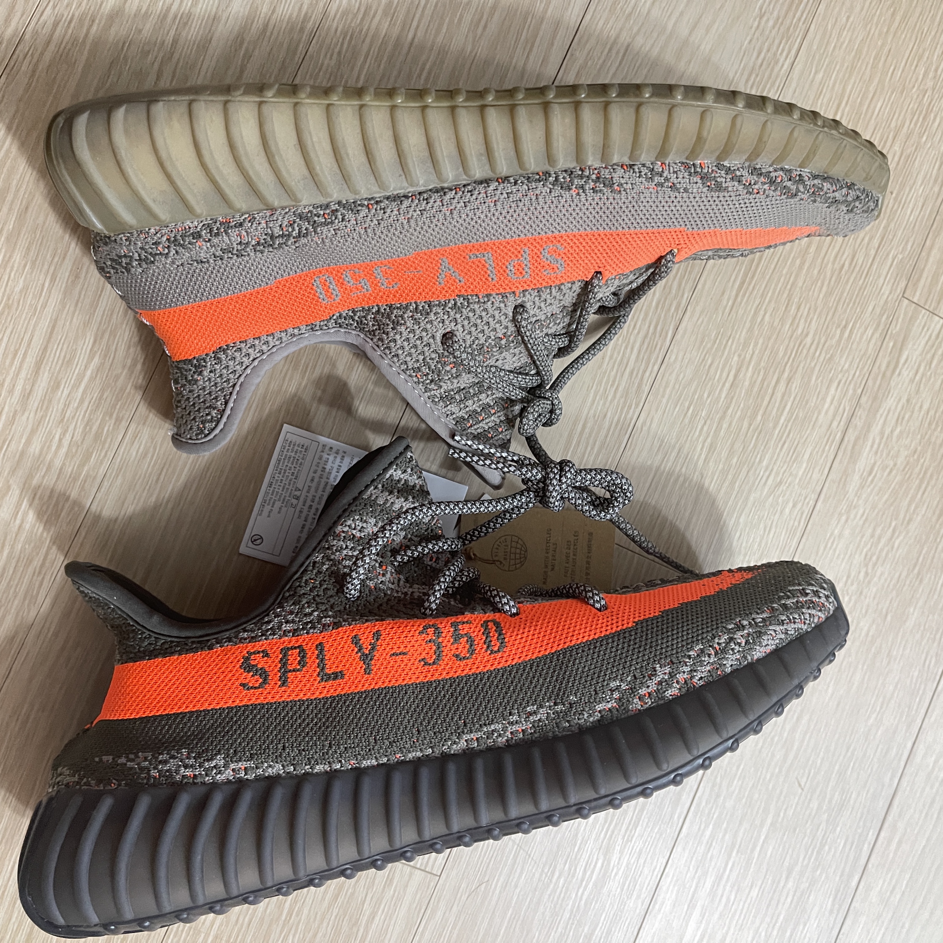 Adidas Yeezy Boost 350 V2 Carbon Beluga, Adidas Yeezy Boost 350 V2 Beluga 착용 스타일 - 5
