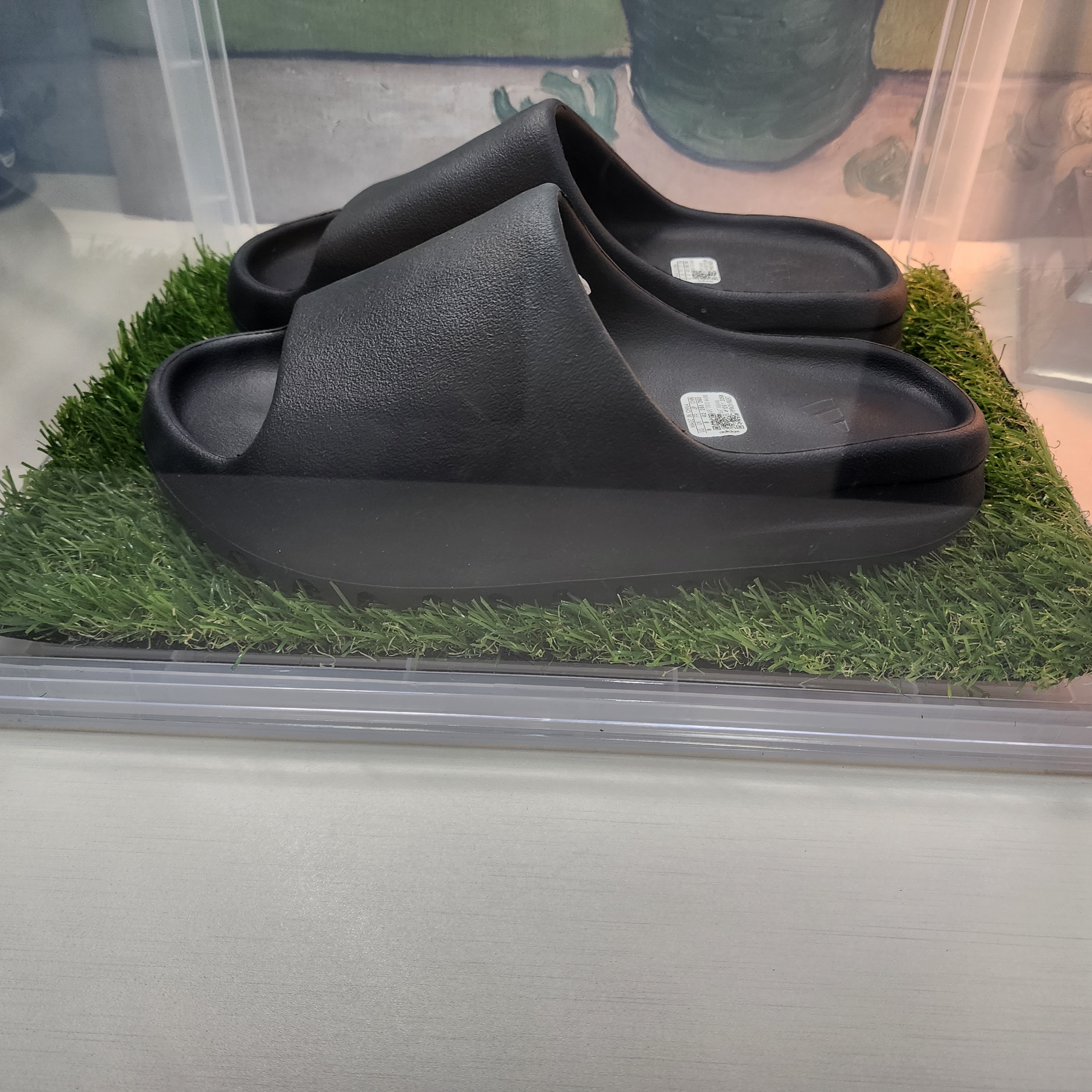 Adidas Yeezy Slide Onyx 착용 스타일 - 1