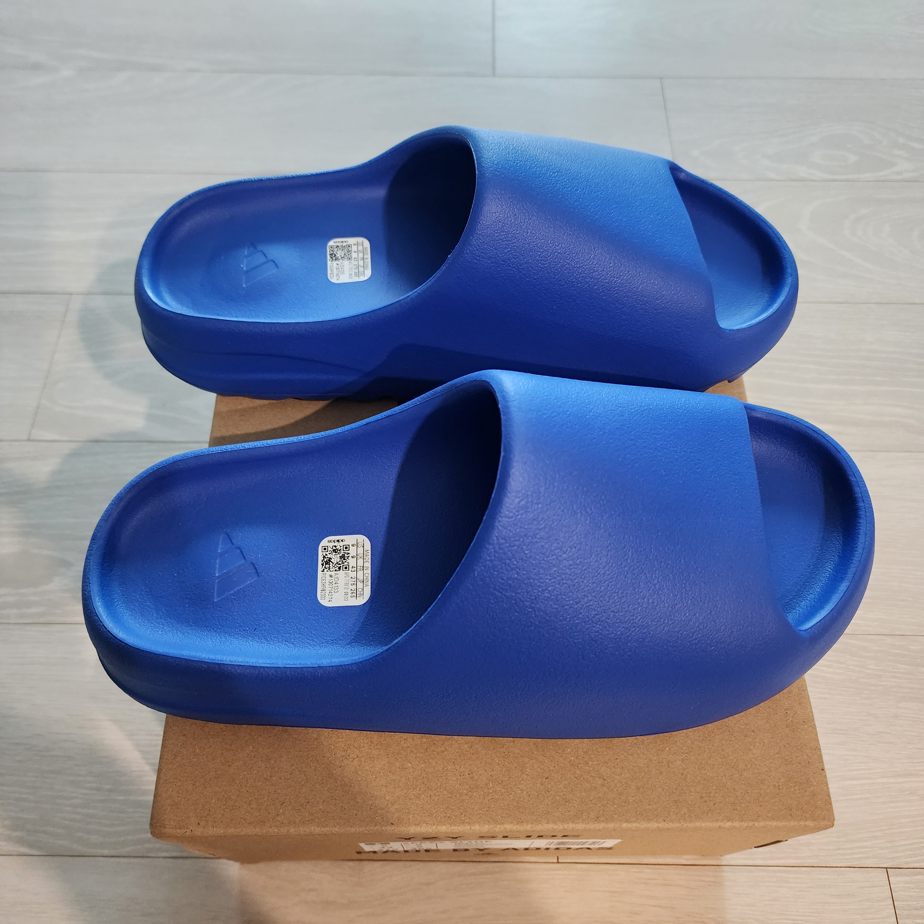 Adidas Yeezy Slide Azure 착용 스타일 - 1