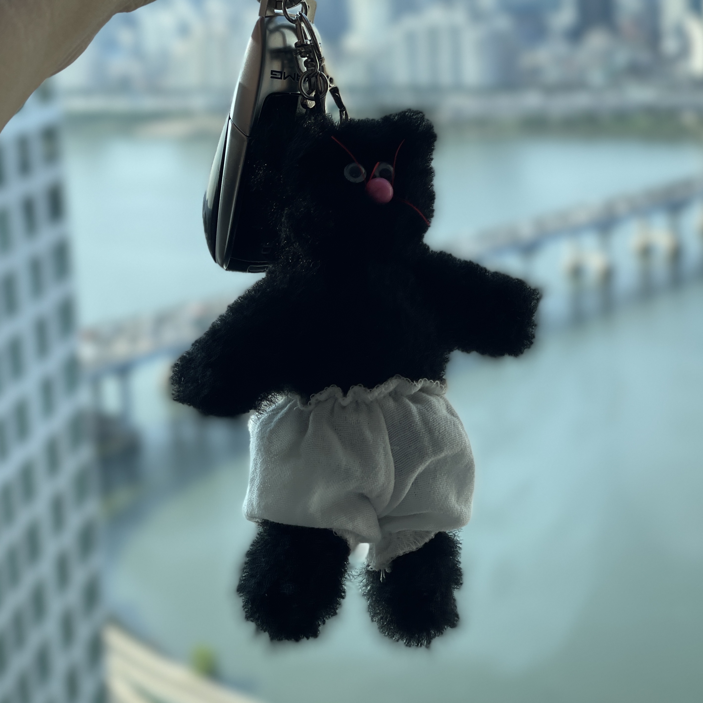 Monamhee Beulpingi Keyring with White Pants Black 착용 스타일