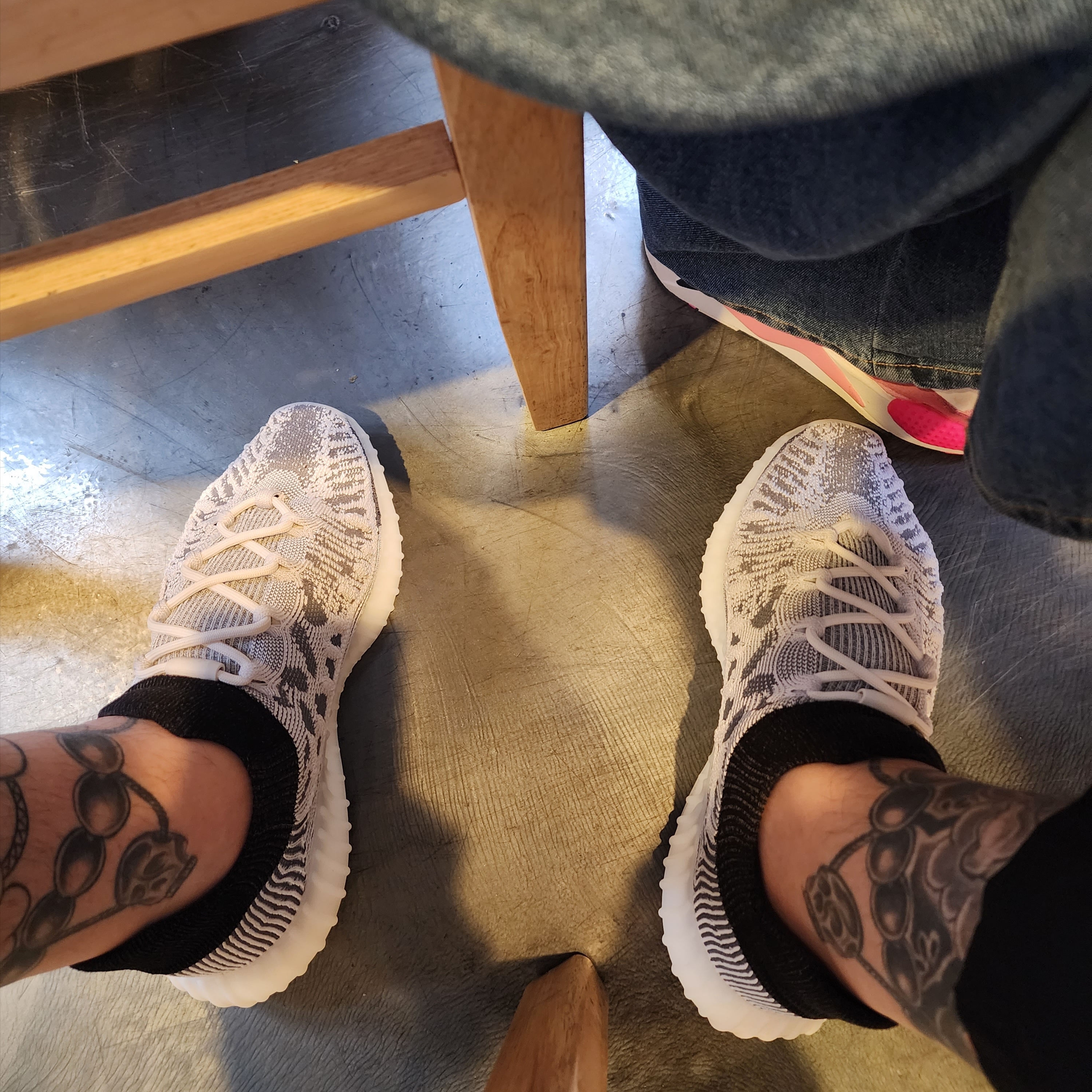 Adidas Yeezy 350 V2 CMPCT Slate White 착용 스타일