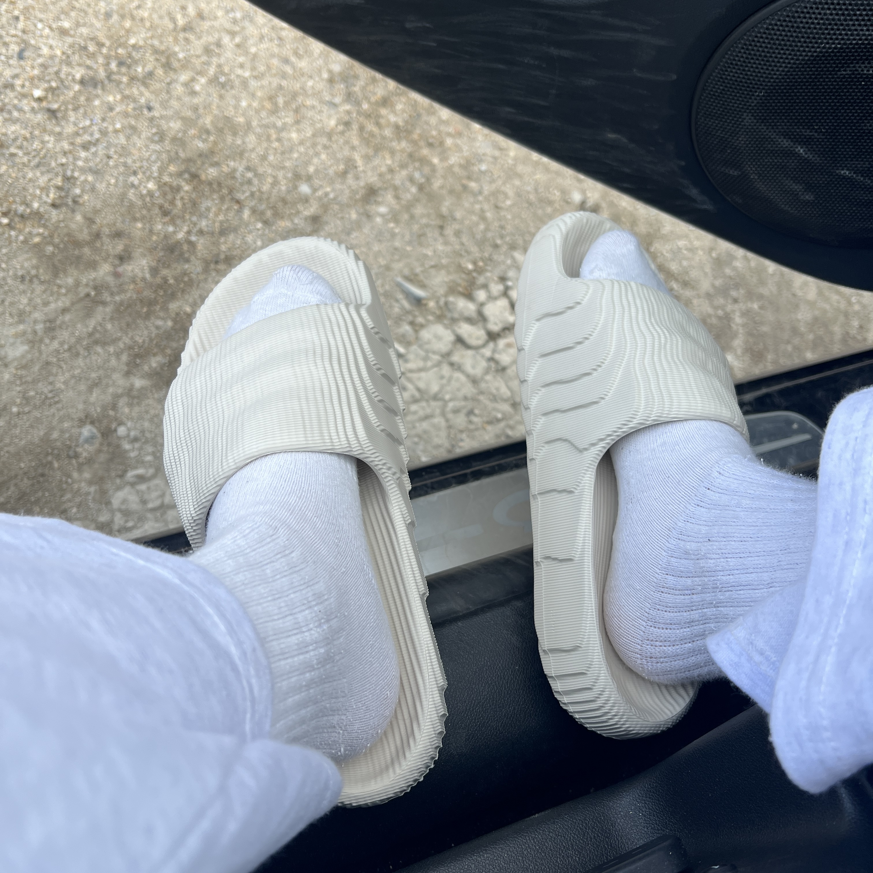 Adidas Adilette 22 Aluminium 착용 스타일 - 1