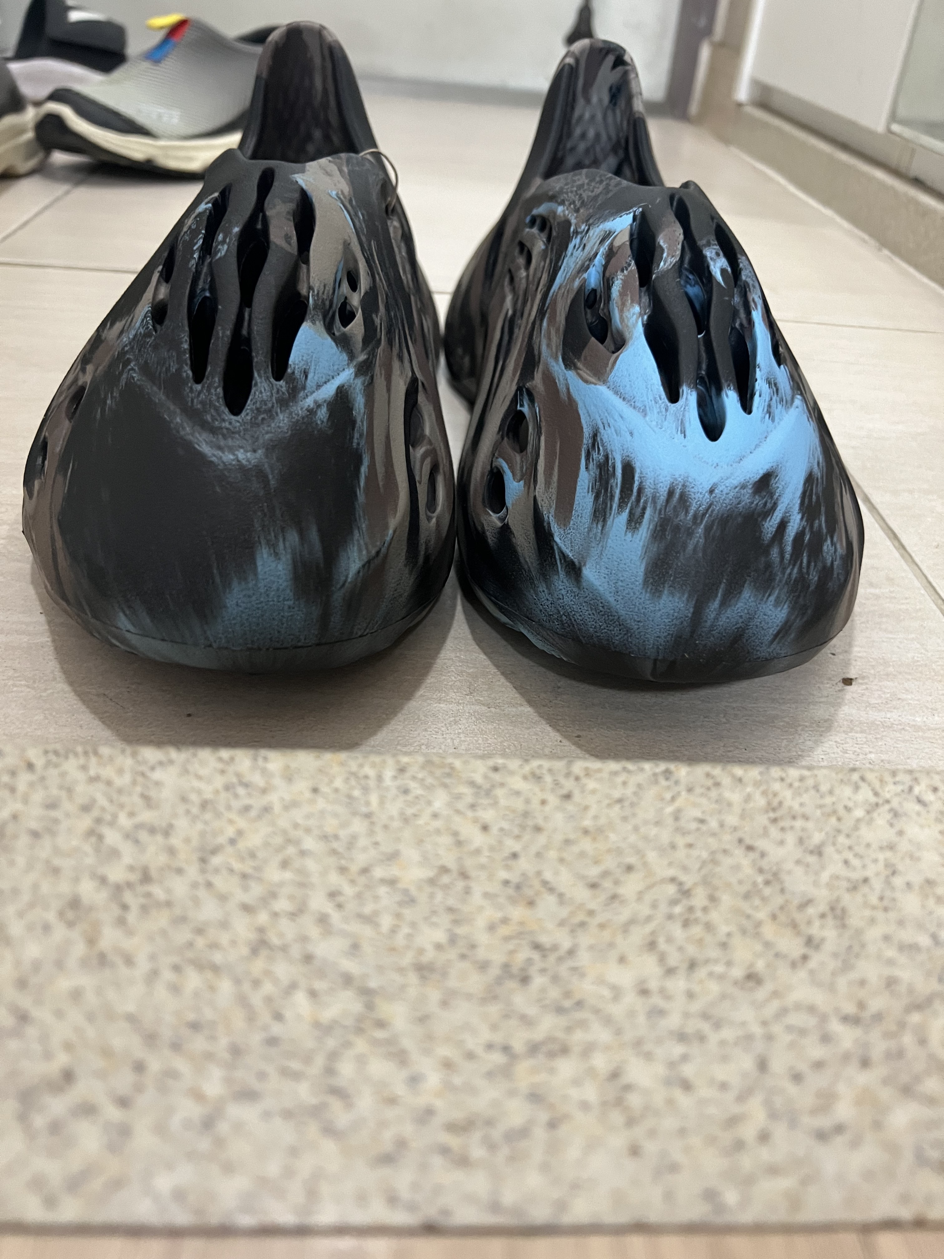 Adidas Yeezy Foam RNNR MX Cinder 착용 스타일