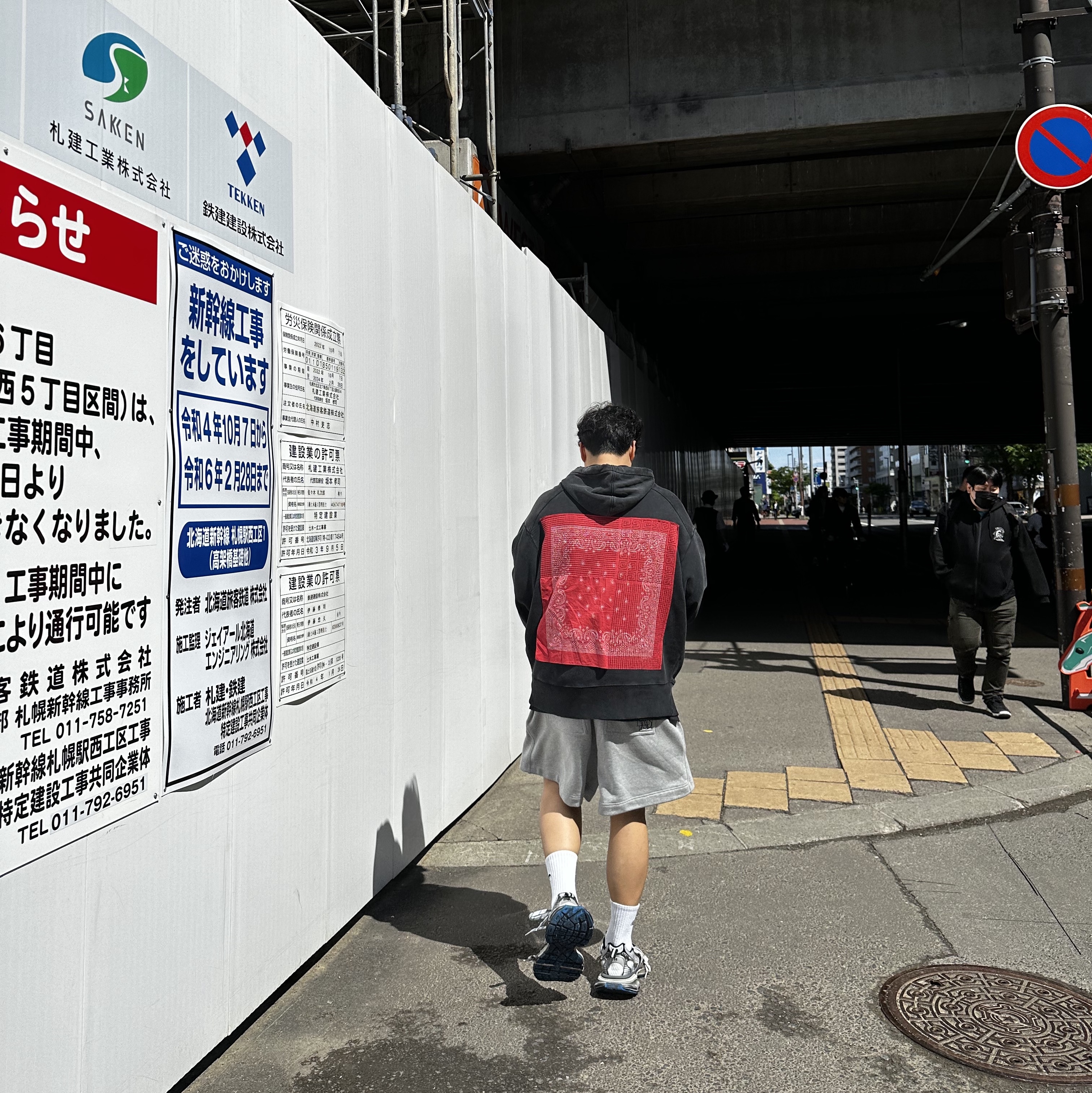 발렌시아가 3XL 스니커즈 원 아웃 그레이 화이트 블루 착용 스타일 - 2