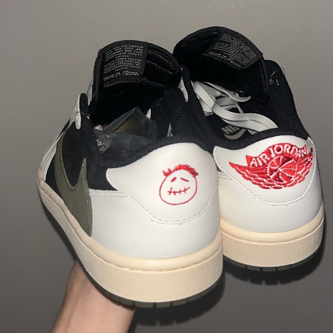 (W) Jordan 1 x Travis Scott Retro Low OG SP Medium Olive 착용 스타일 - 2
