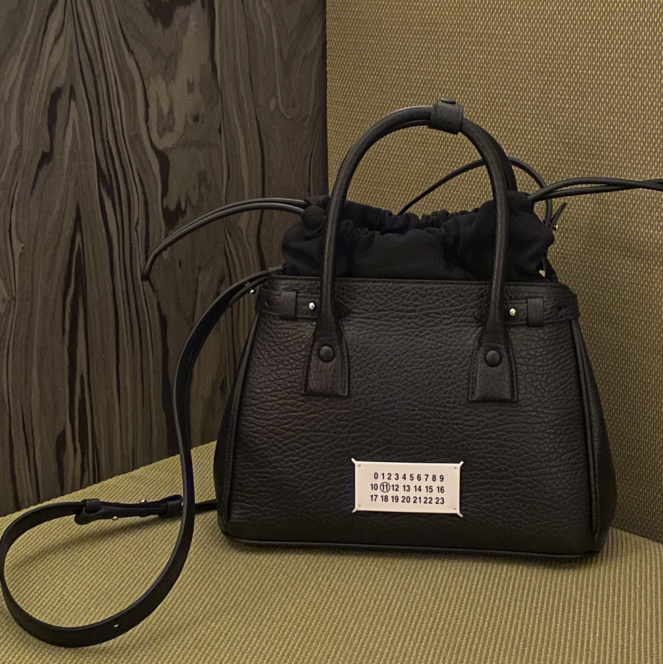 Maison Margiela 5AC Mini Drawstring Bag Black 착용 스타일