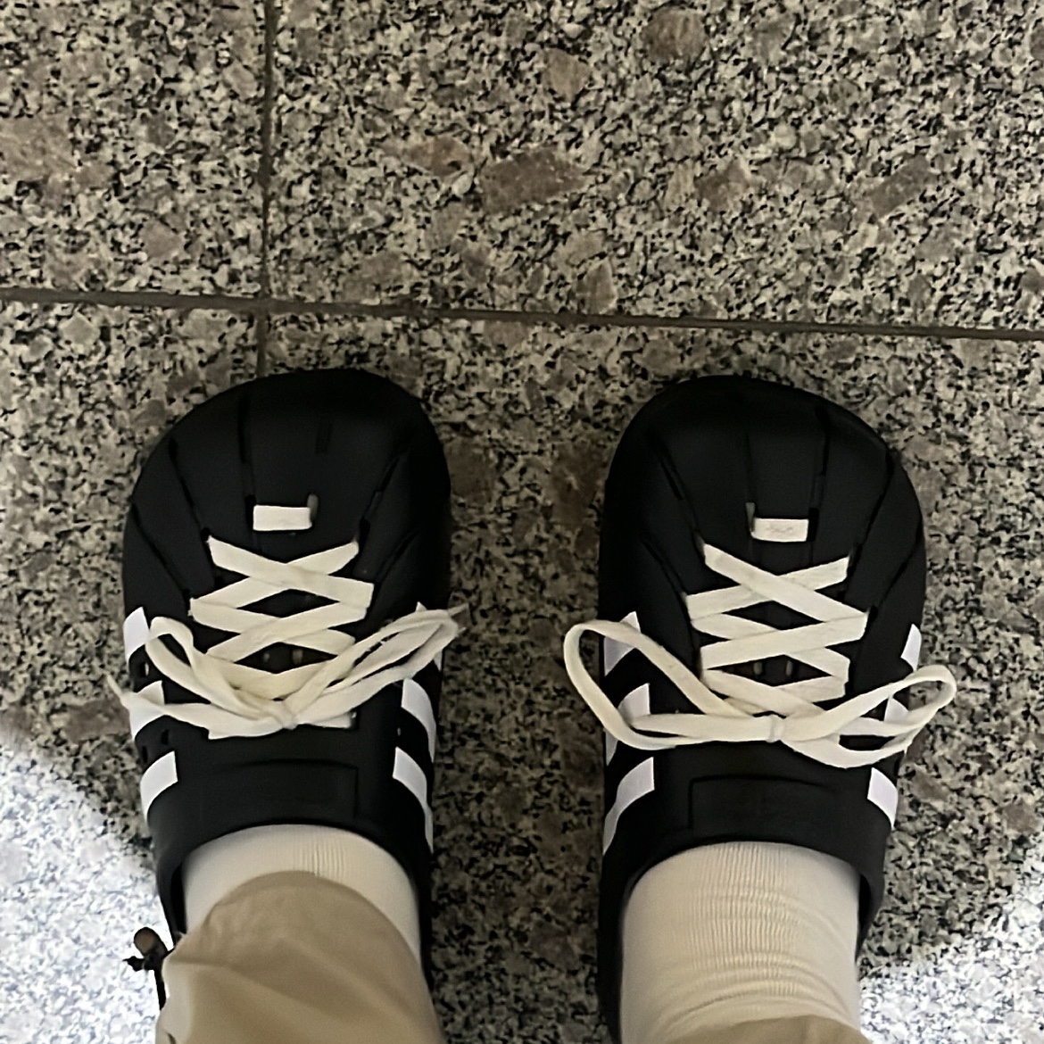 Adidas Adilette Clog Black White 착용 스타일