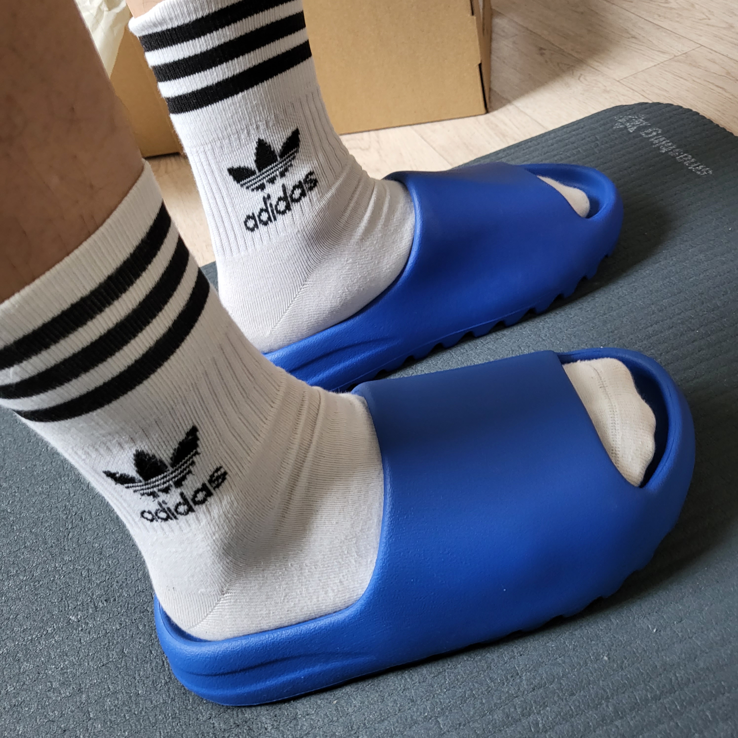 Adidas Yeezy Slide Azure 착용 스타일 - 1