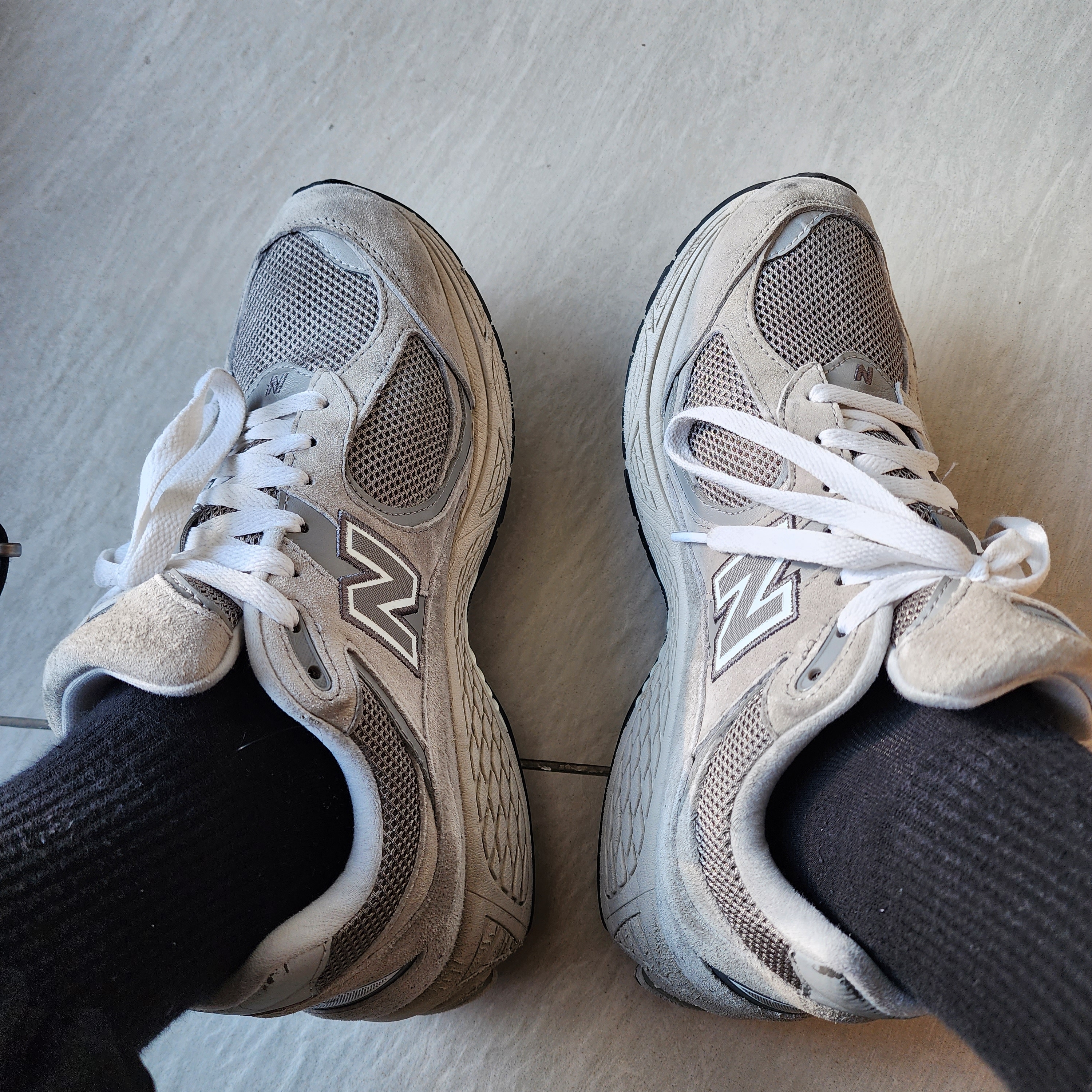 New Balance 2002R Grey 착용 스타일