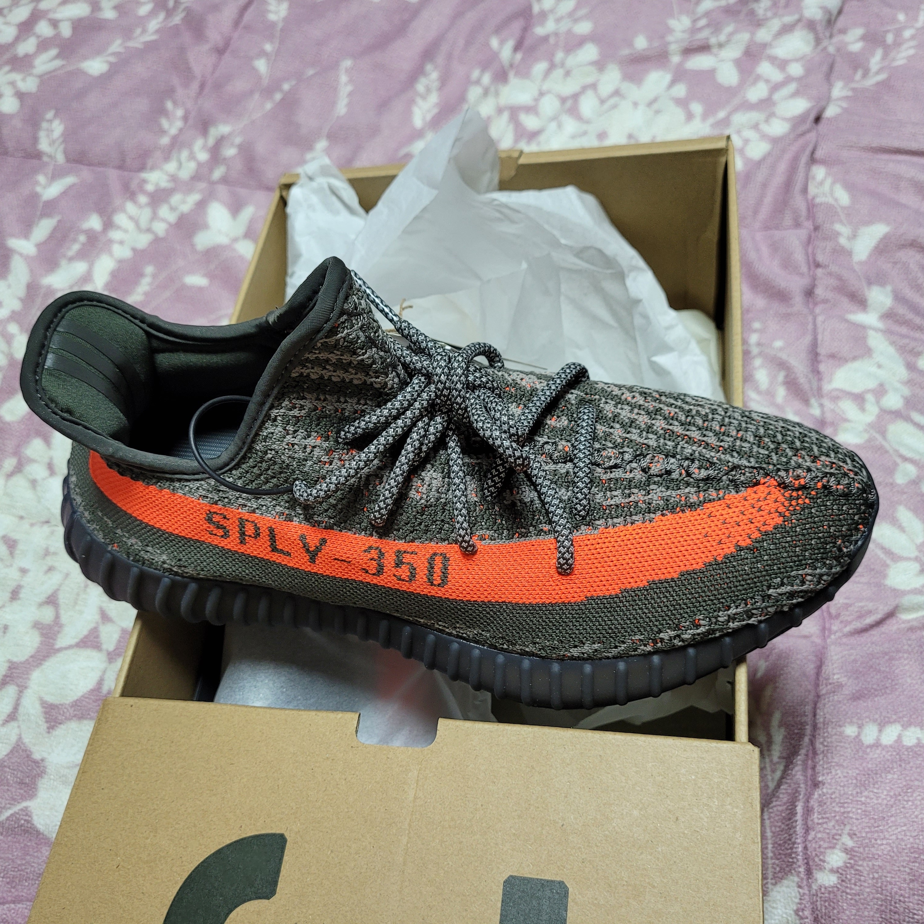 Adidas Yeezy Boost 350 V2 Carbon Beluga 착용 스타일 - 1