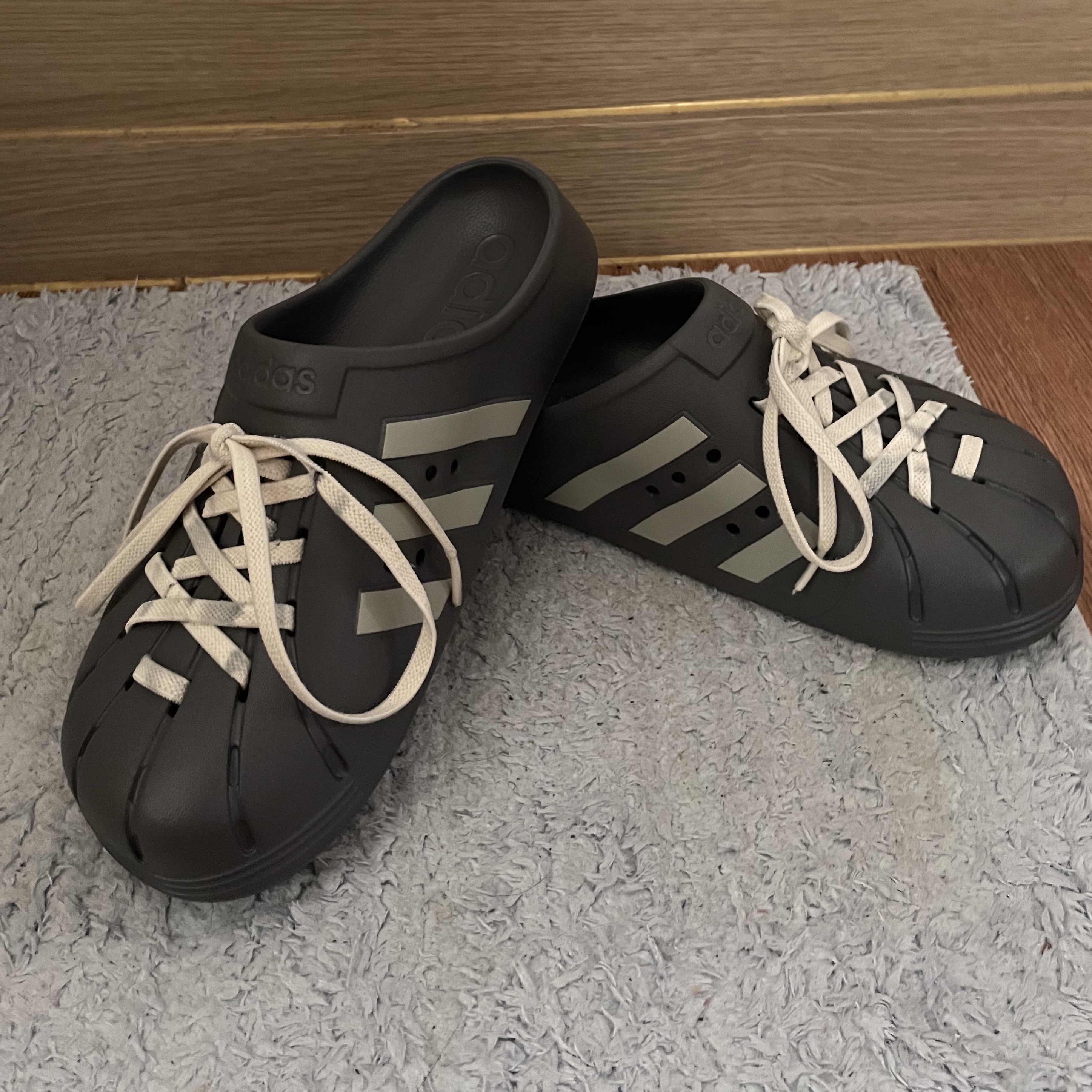Adidas Adilette Clogs Grey Four 착용 스타일
