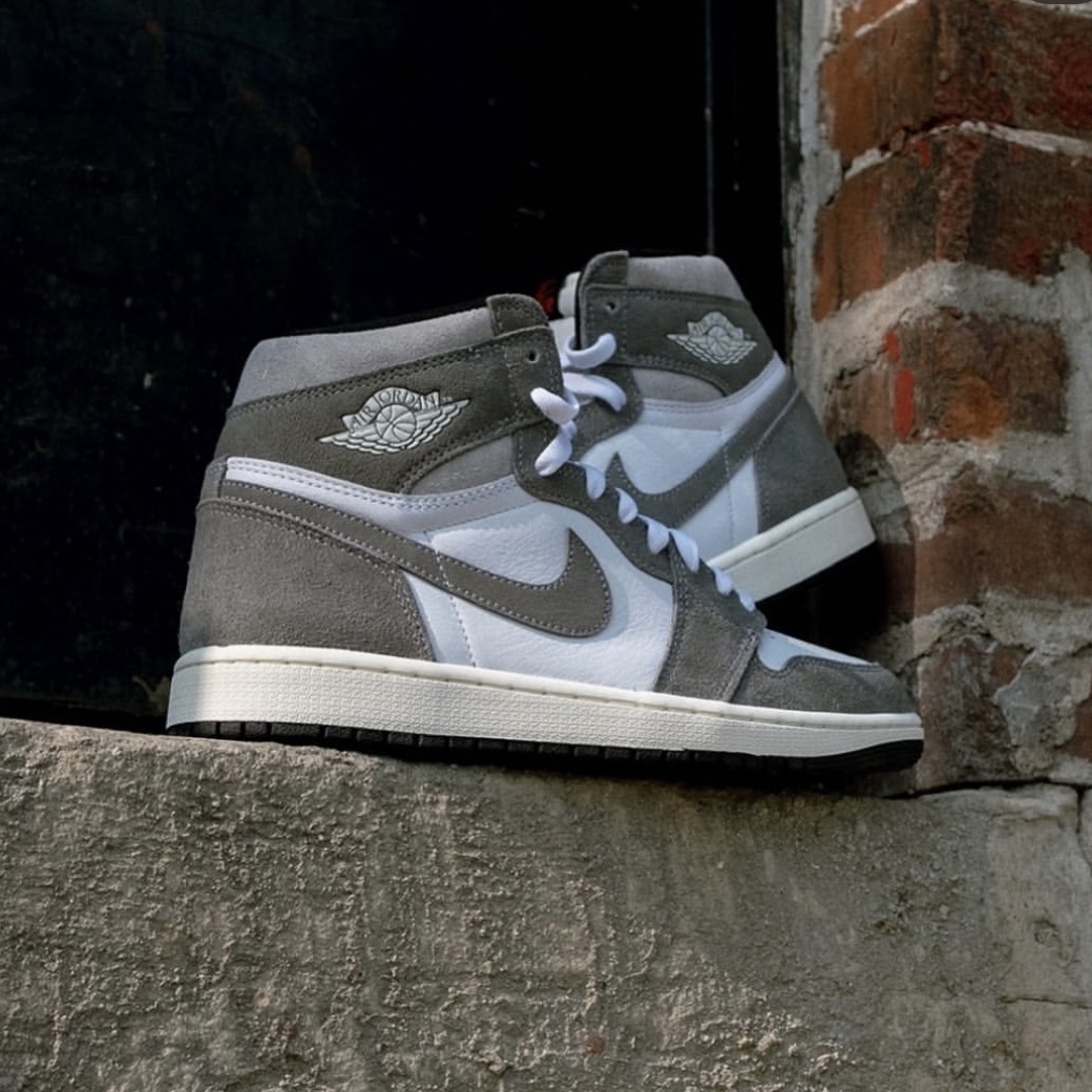 Jordan 1 Retro High OG Black and Smoke Grey 착용 스타일 - 2